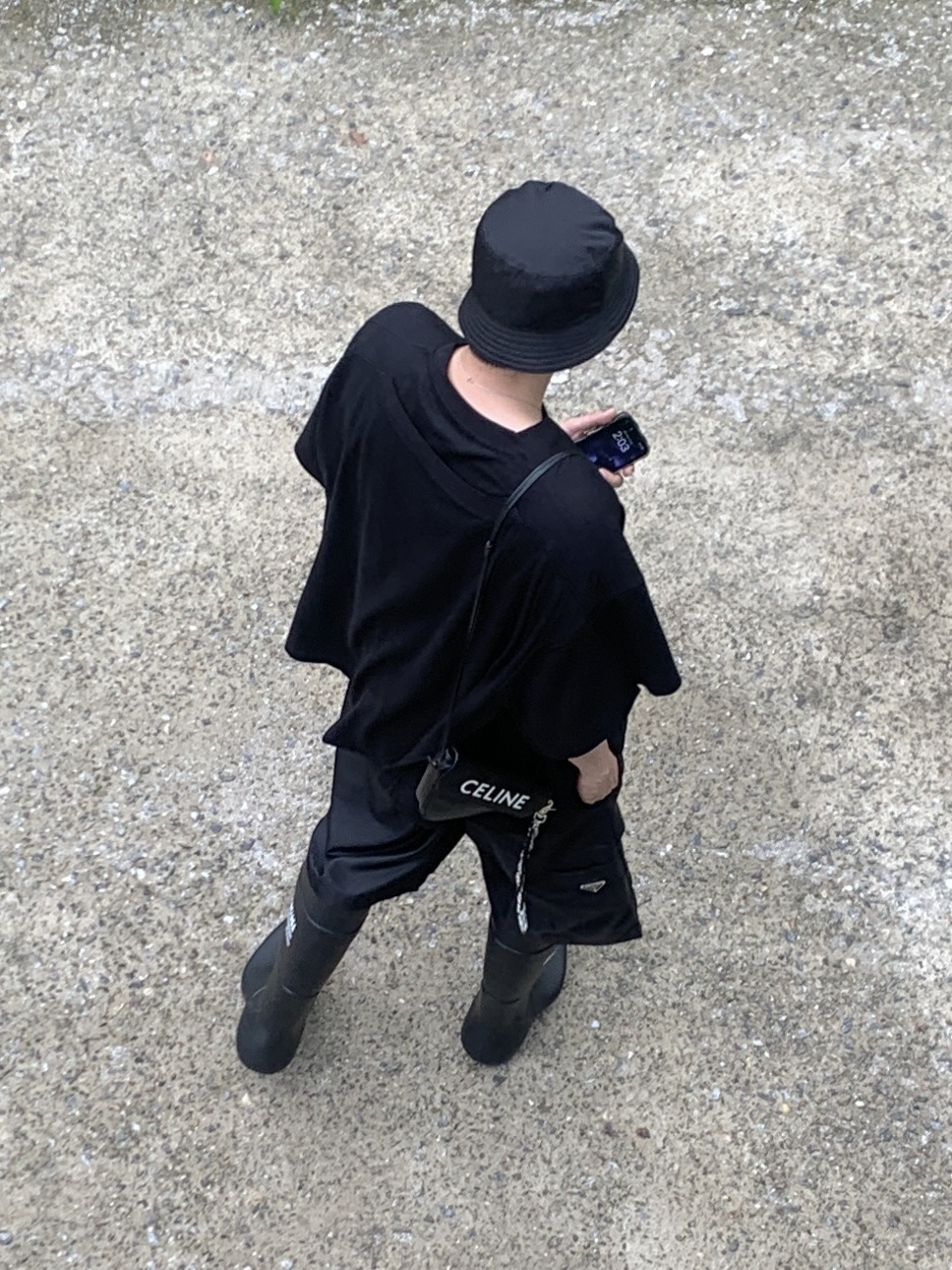 Prada Re-Nylon Bucket Hat Black, Celine Triangle Bag in Smooth Calfskin with Celine Print Black 착용 스타일 - 1