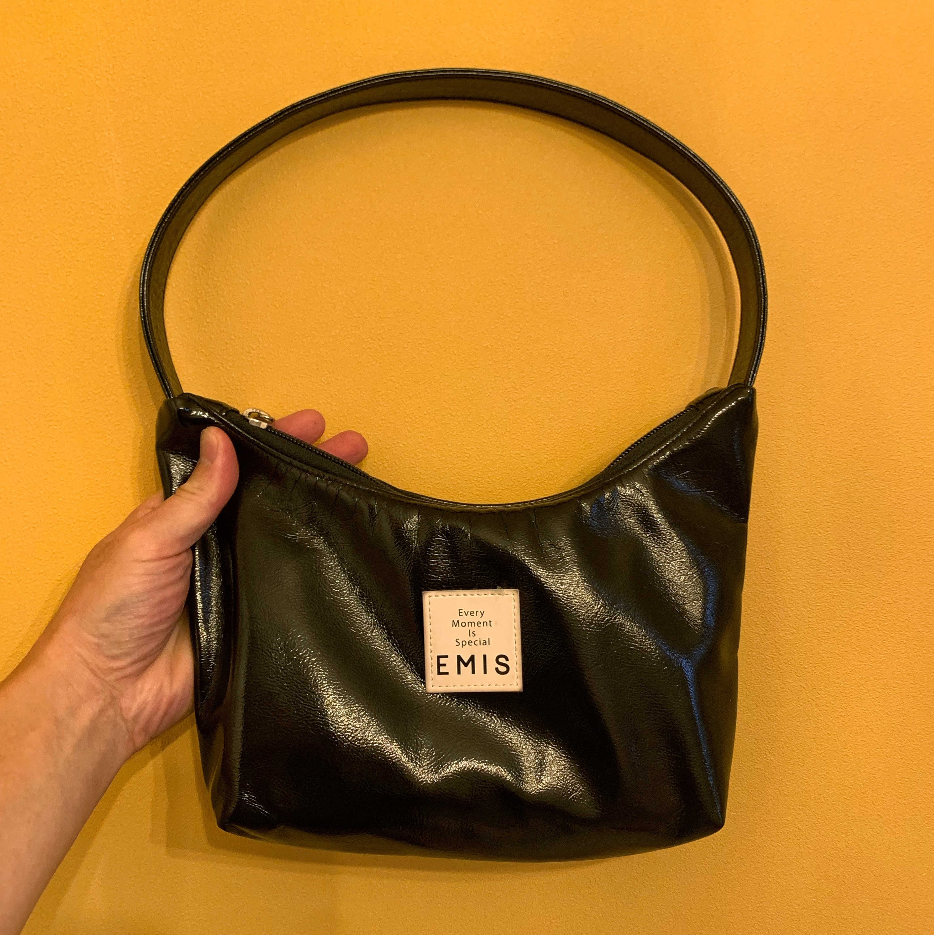 Emis New Enamel Hobo Bag Black 착용 스타일