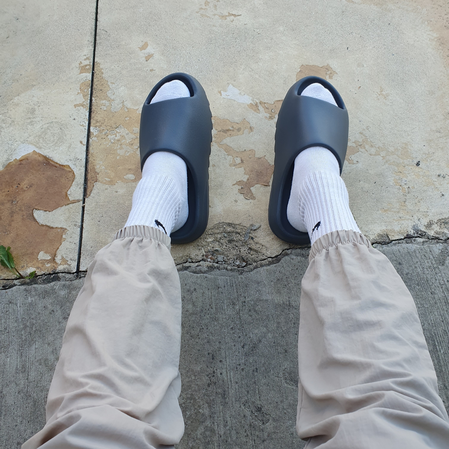 Adidas Yeezy Slide Slate Grey 착용 스타일