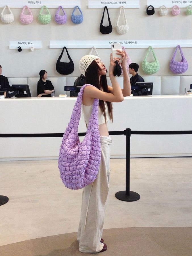 COS Quilted Oversized Shoulder Bag Blue, COS Quilted Mini Bag Light Blue 착용 스타일 - 4