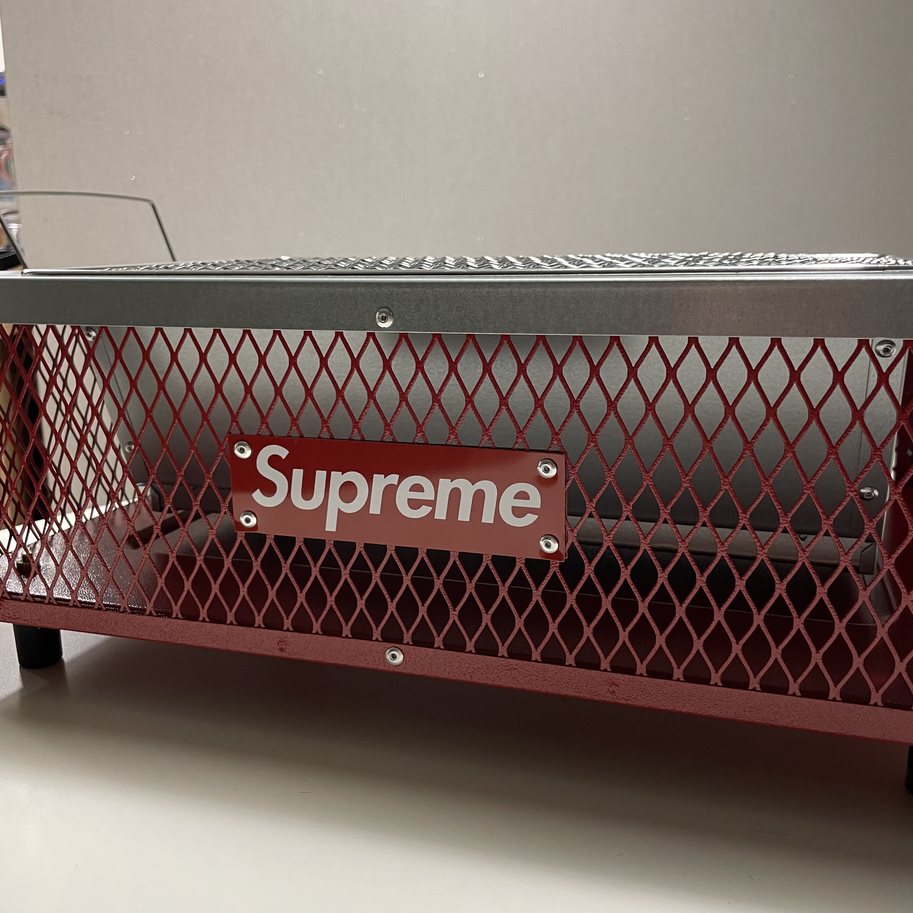 Supreme x Coleman Charcoal Grill Red - 23SS 착용 스타일 - 3