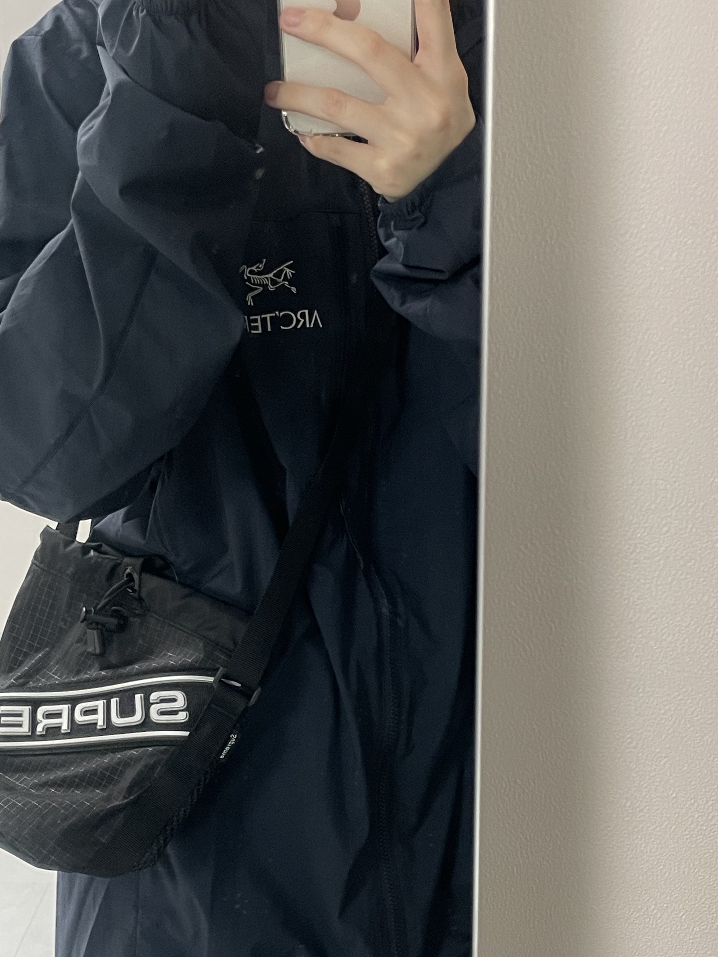 Supreme Small Cinch Pouch Black - 23FW 착용 스타일
