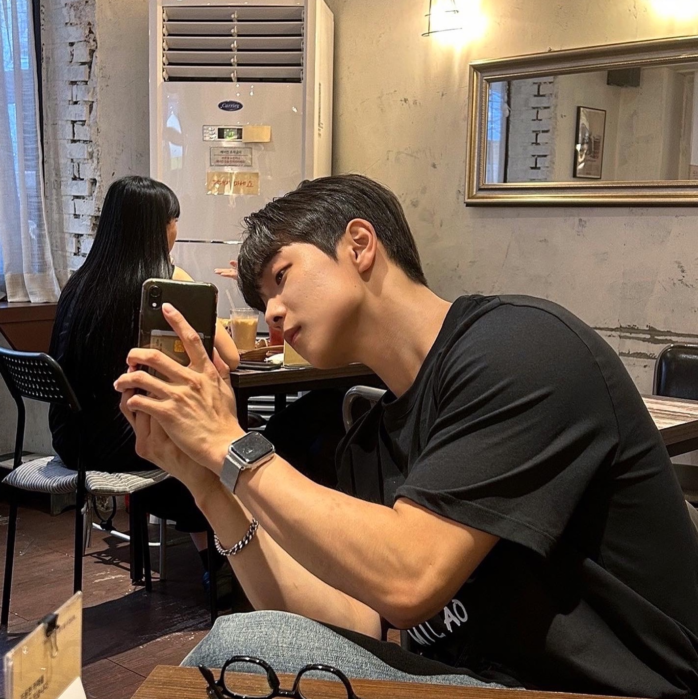 MSGM Cotton T-Shirt with Brushed Logo Black, Apple Watch SE 40mm GPS Silver Aluminum Case with Sport Band White (Korean Ver.) 착용 스타일 - 2