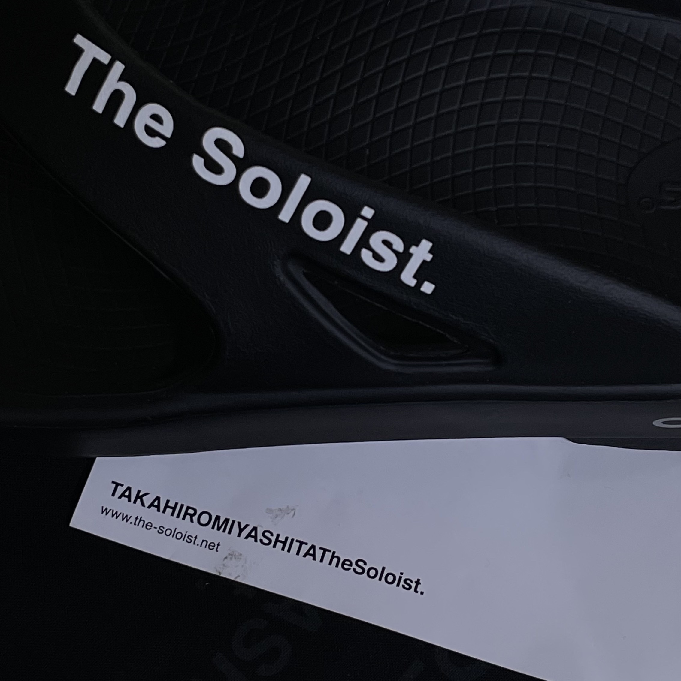 Oofos x Takahiromiyashita The Soloist The Day The Whole World Went Away Flip-Flop Black 착용 스타일