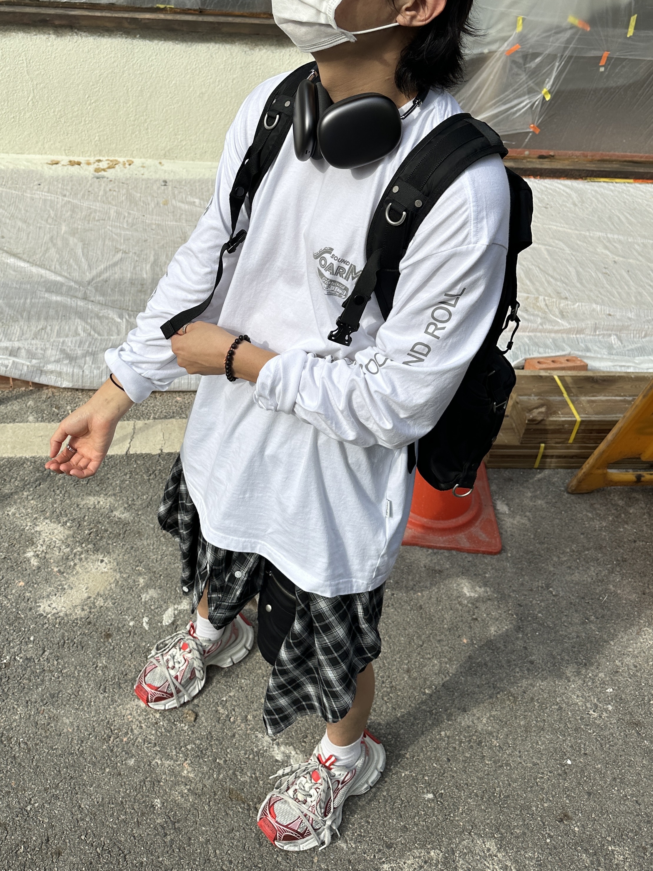 Balenciaga 3XL Sneakers White Red, Apple AirPods Max Lightning Space Gray (Korean Ver.) 착용 스타일 - 2
