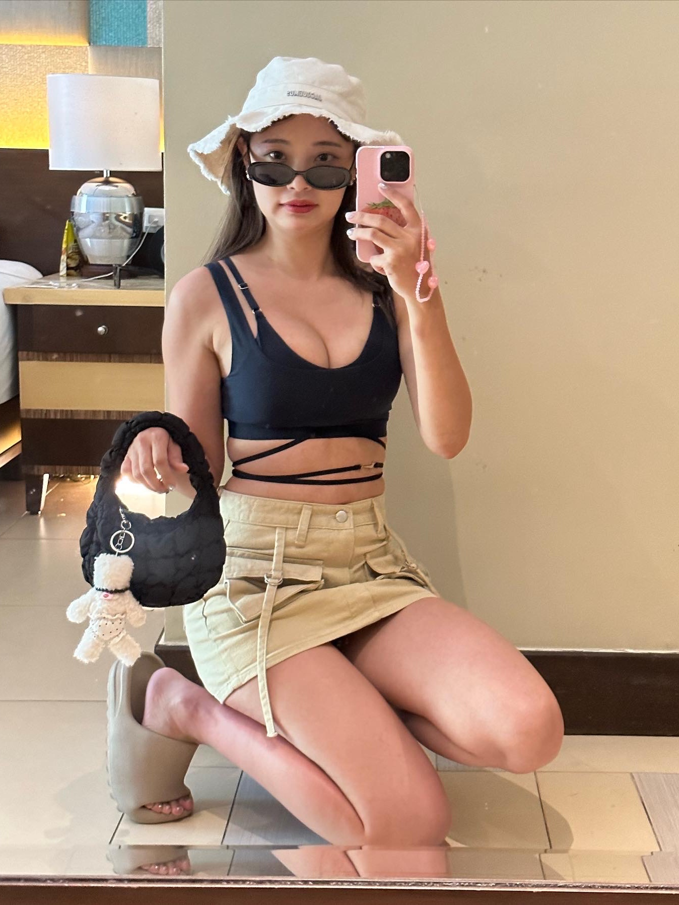 Jacquemus Le Bob Artichaut Bucket Hat Off White, (W) Nike x Jacquemus NRG Light Support Sports Bra Dark Obsidian - US/EU 착용 스타일 - 5