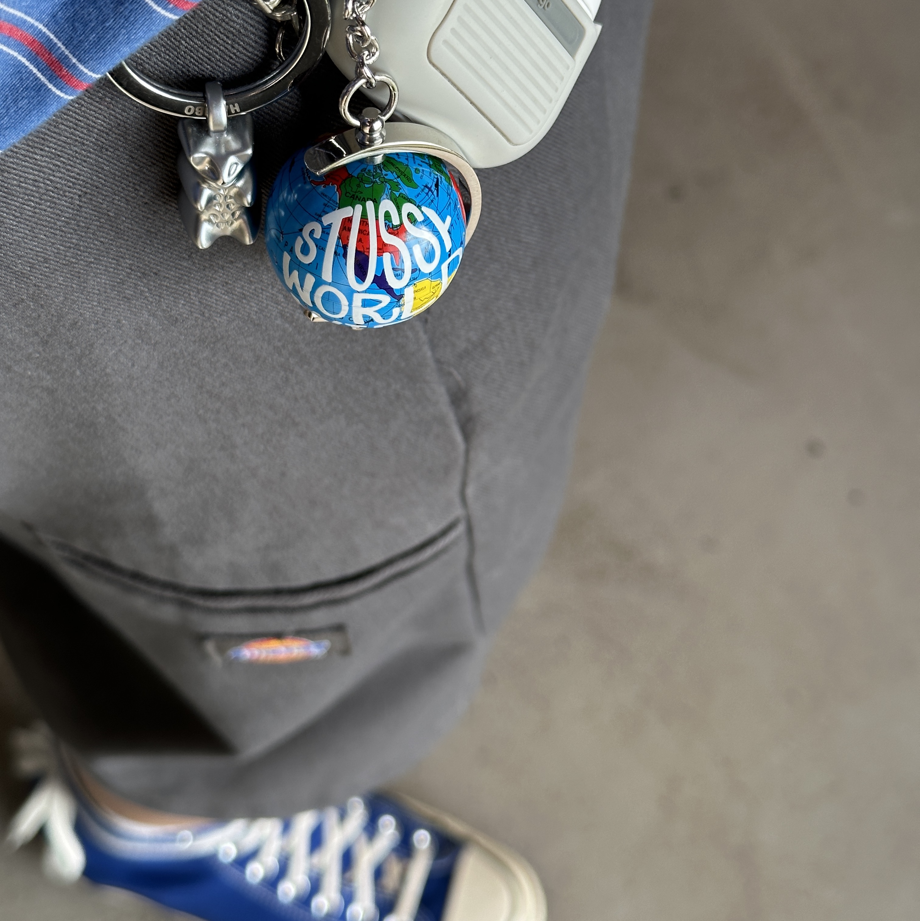Stussy Globe Keychain Multi, Converse Chuck 70 High Rush Blue 착용 스타일