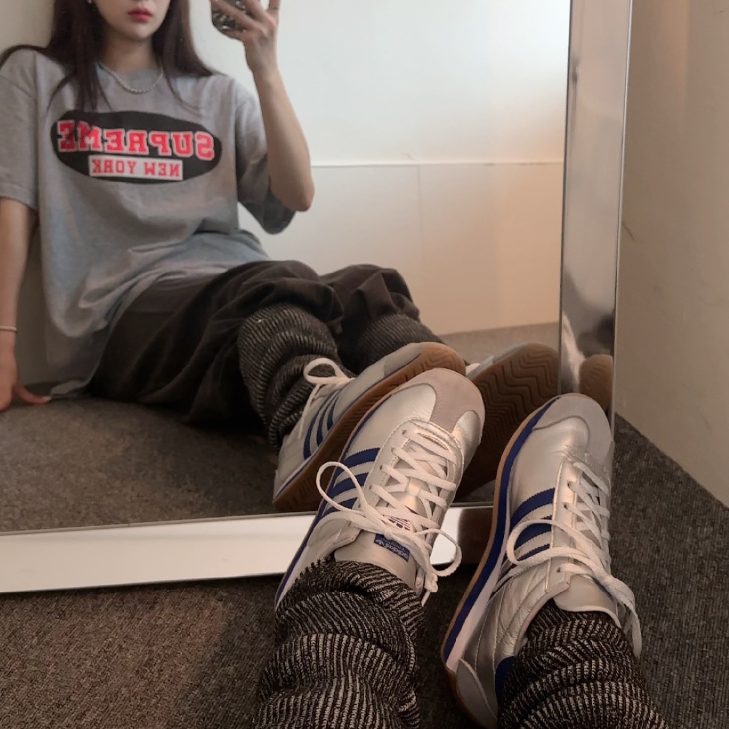 Supreme New York T-Shirt Heather Grey - 23SS 착용 스타일 - 2