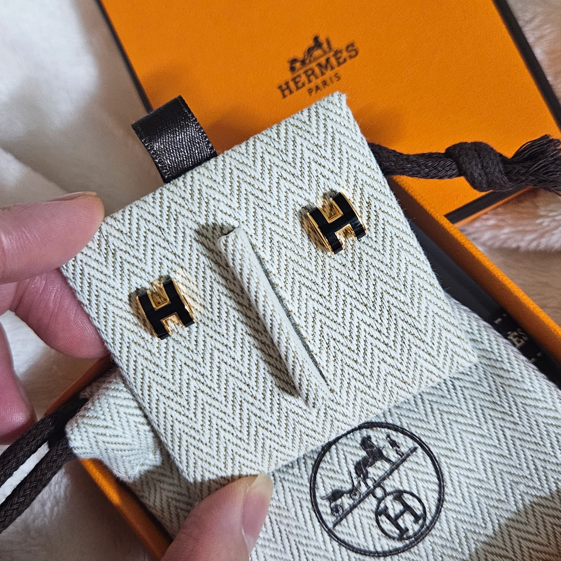 (W) Hermes Mini Pop H Earrings Gold & Noir 착용 스타일
