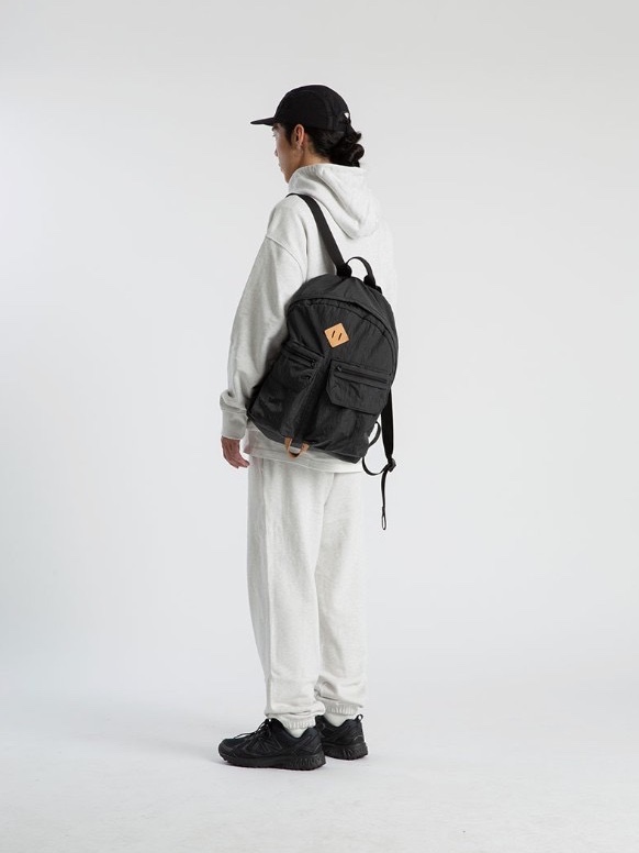 Found Pocket Feather Backpack Charcoal 착용 스타일 - 1