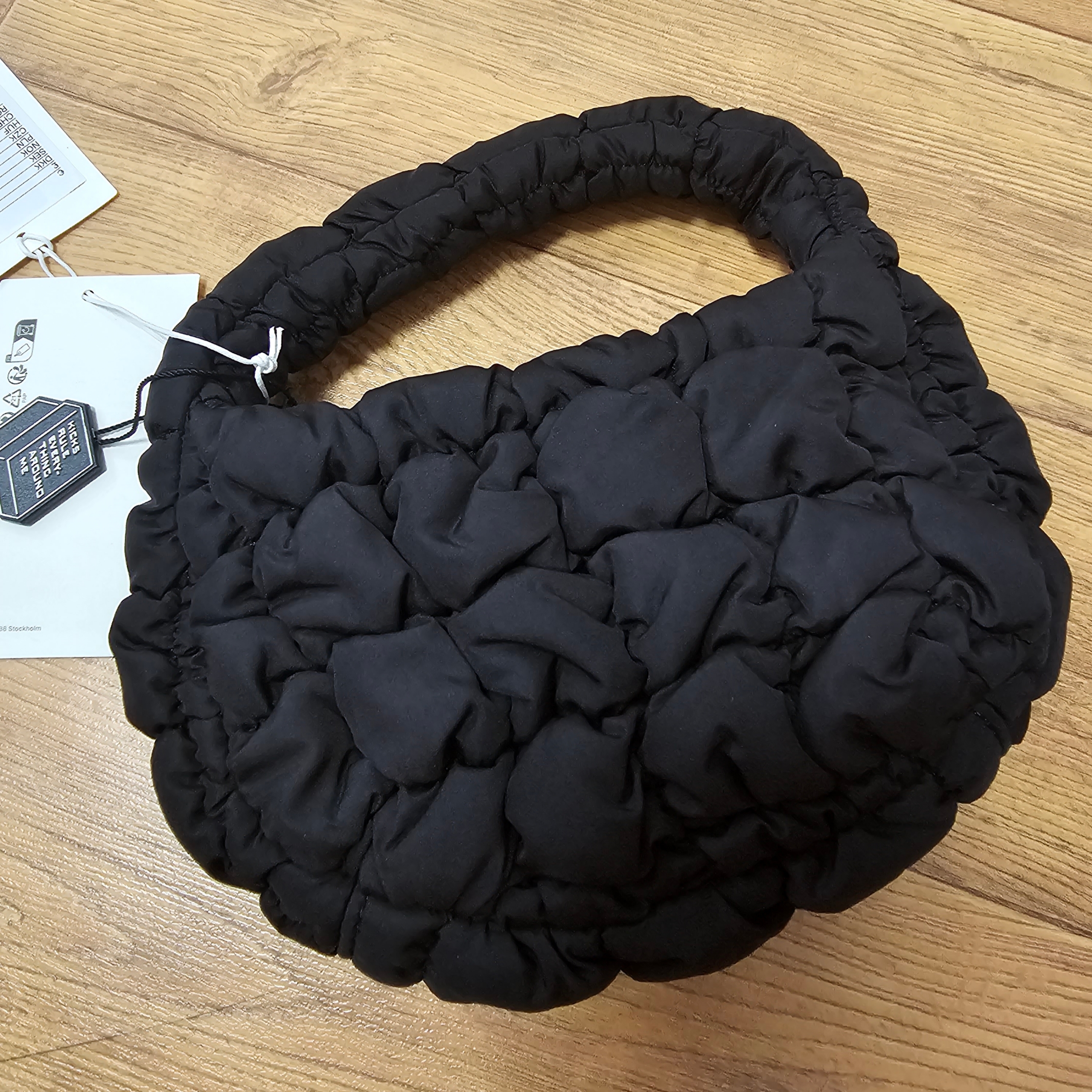 COS Quilted Micro Bag Black 착용 스타일