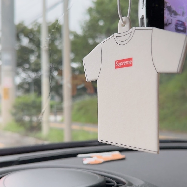 Supreme Kuumba T-Shirt Air Freshener White - 22FW 착용 스타일 - 2