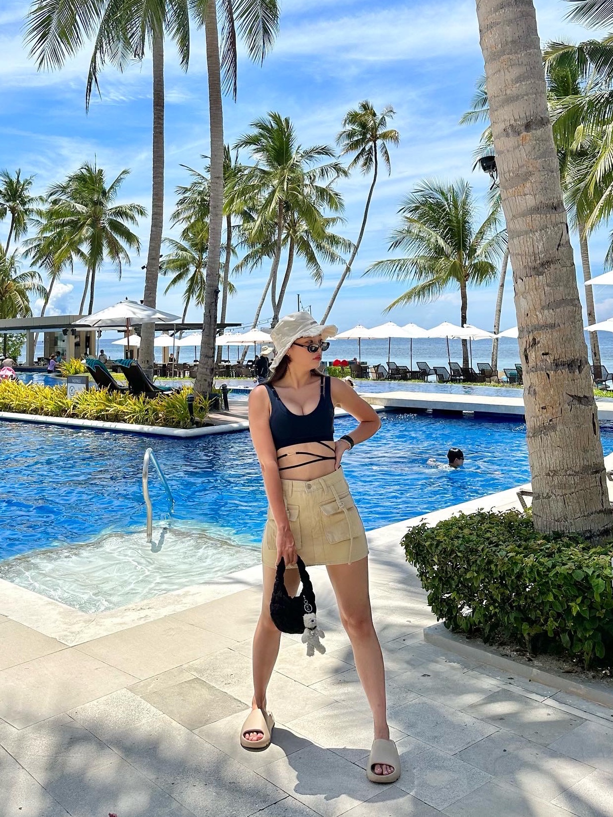 Jacquemus Le Bob Artichaut Bucket Hat Off White, (W) Nike x Jacquemus NRG Light Support Sports Bra Dark Obsidian - US/EU 착용 스타일 - 1