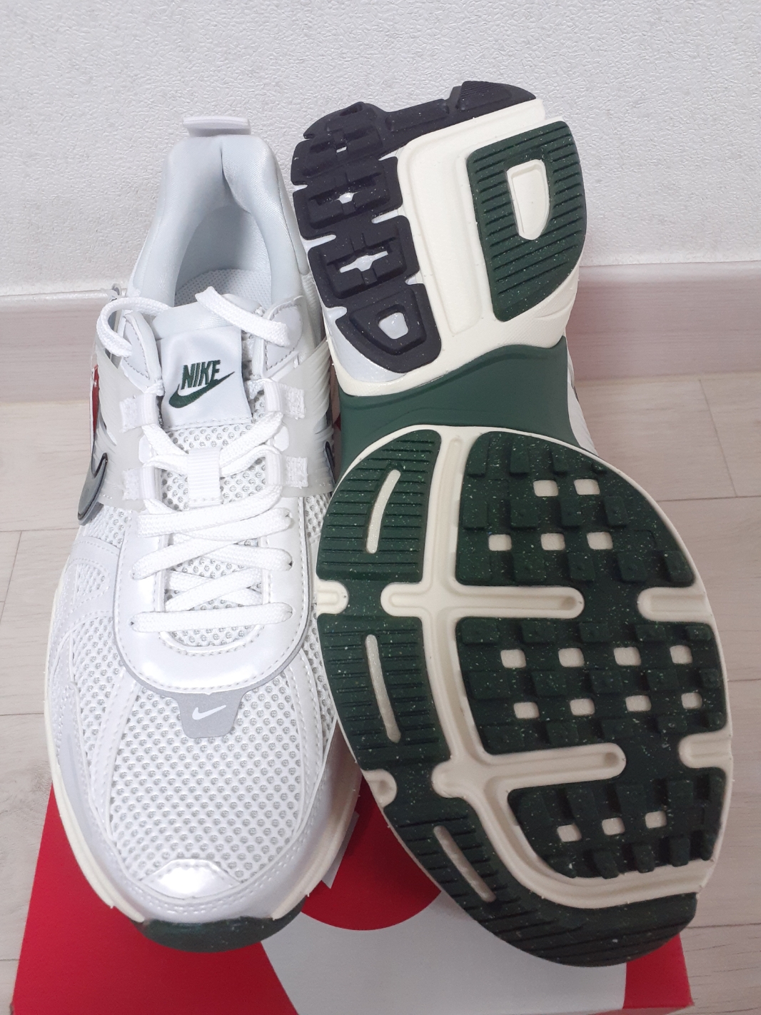 Nike V2K Run White Fir 착용 스타일