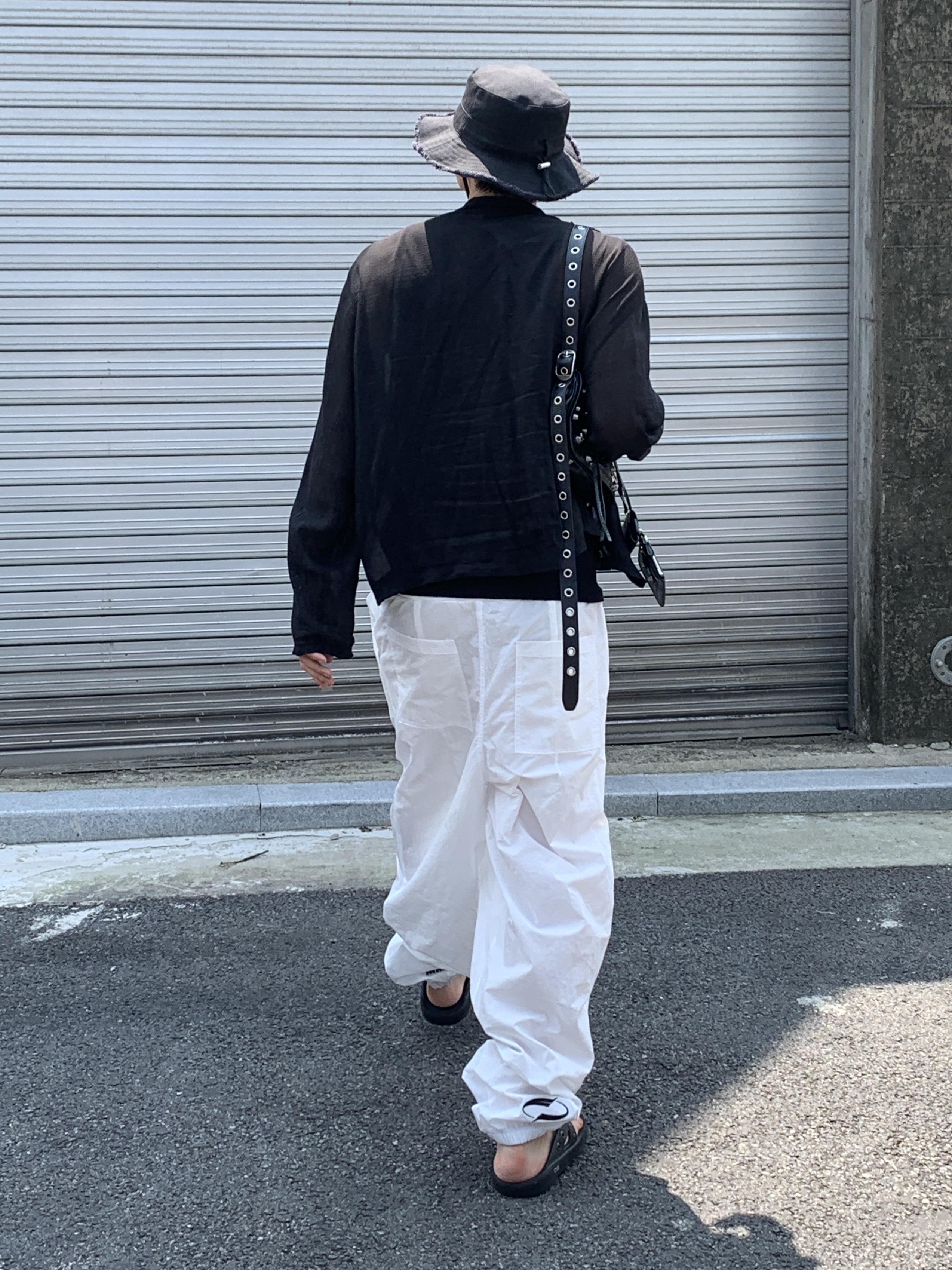 Jacquemus Le Bob Artichaut Bucket Hat Black, Our Legacy Shrunken Full zip Polo Rayon Plait Black 착용 스타일 - 5