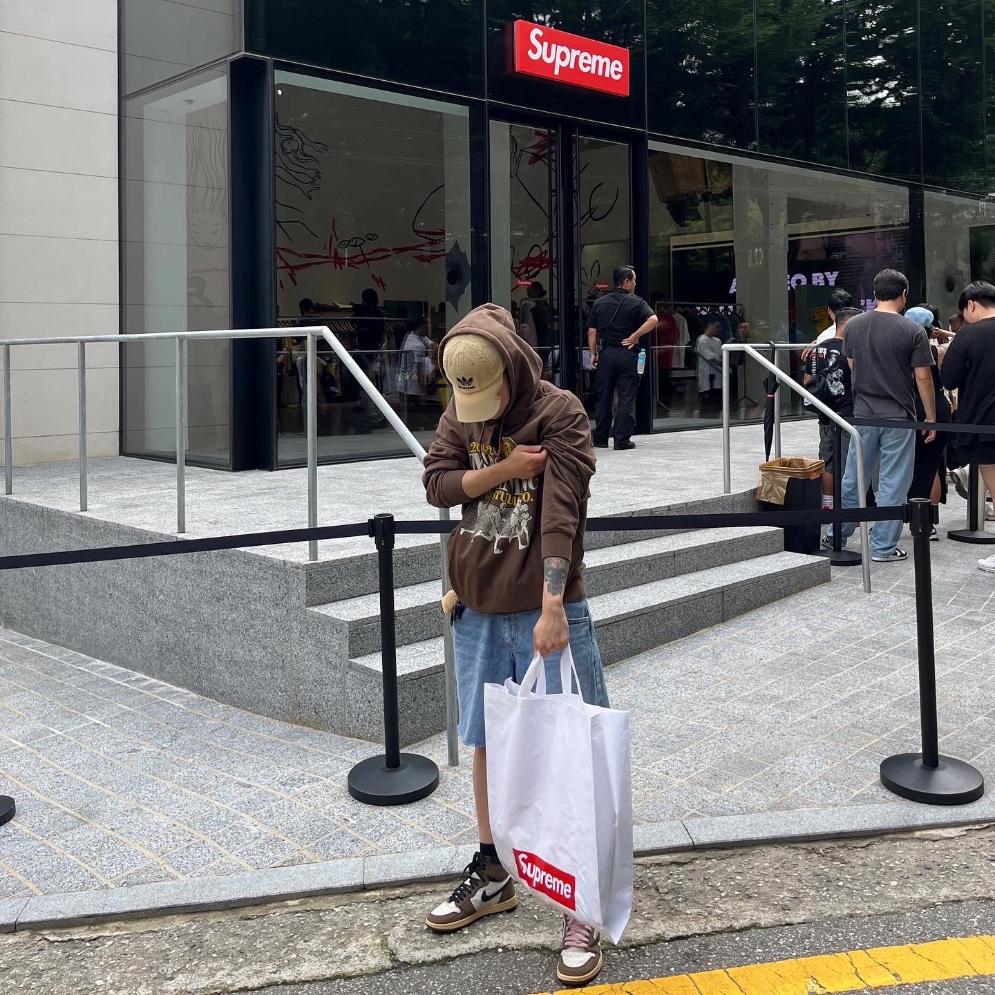 Balenciaga x Adidas Cap Black, Jordan 1 x Travis Scott Retro High OG SP Mocha 착용 스타일 - 1