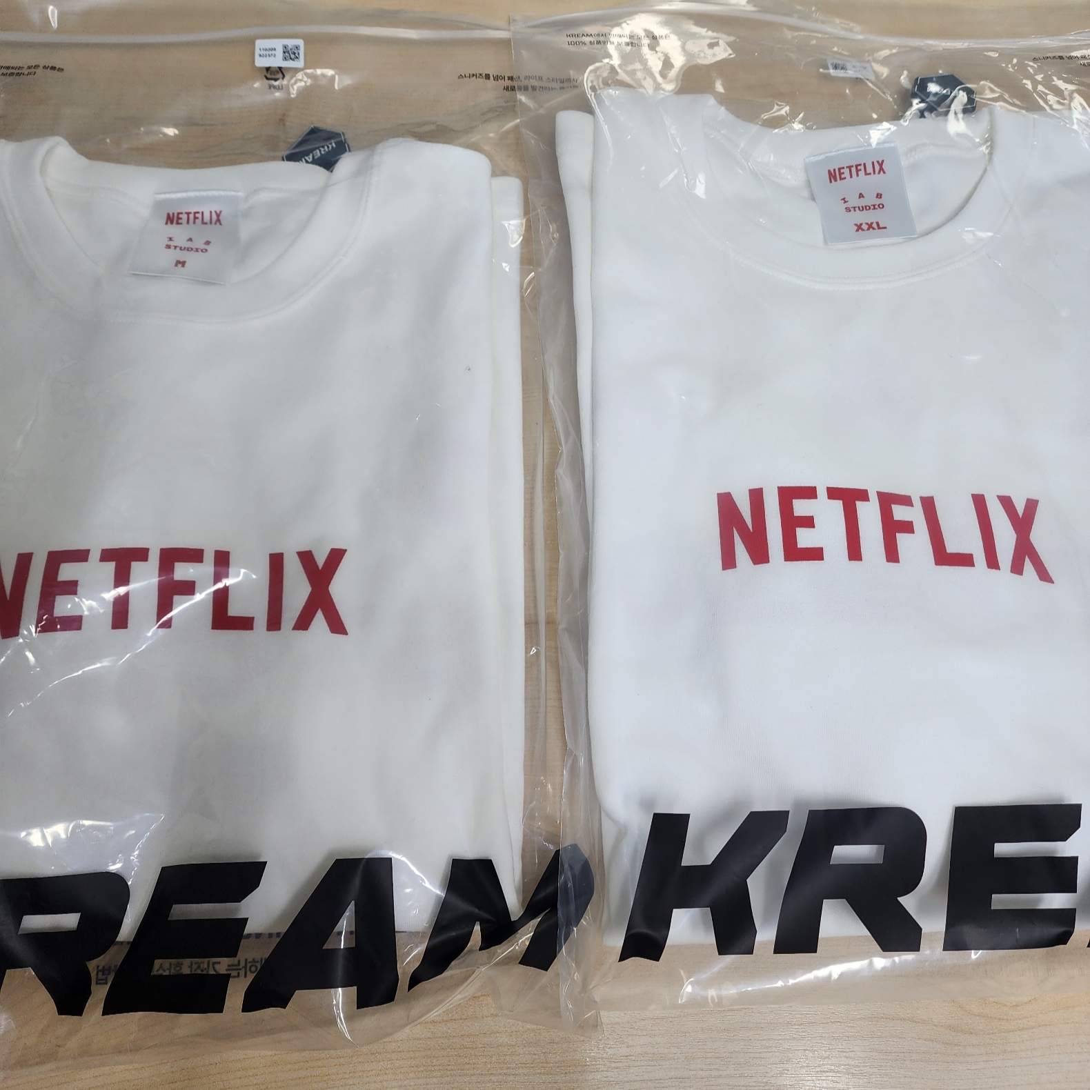 IAB Studio x Netflix SS T-Shirt White 착용 스타일 - 1