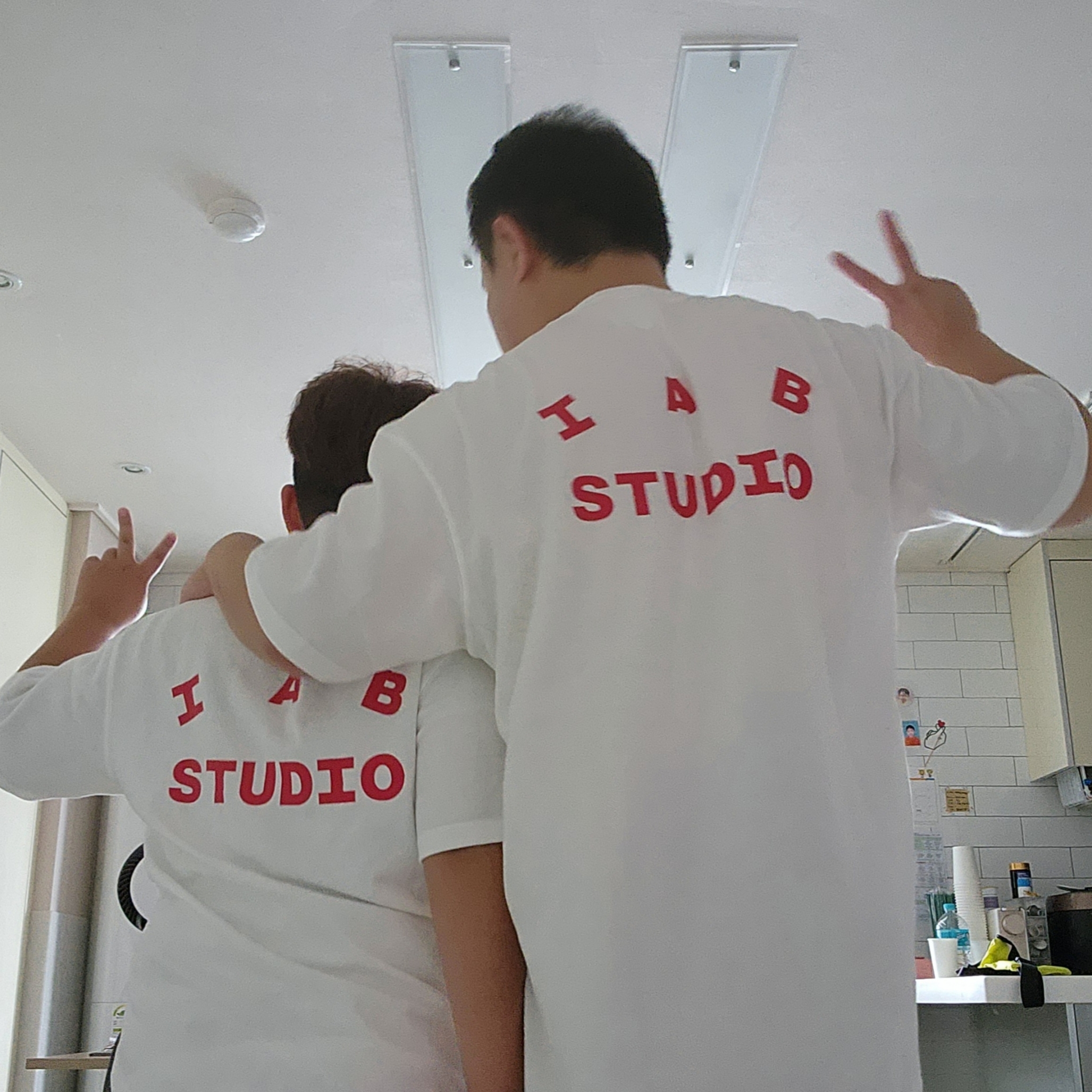 IAB Studio x Netflix SS T-Shirt White 착용 스타일 - 2