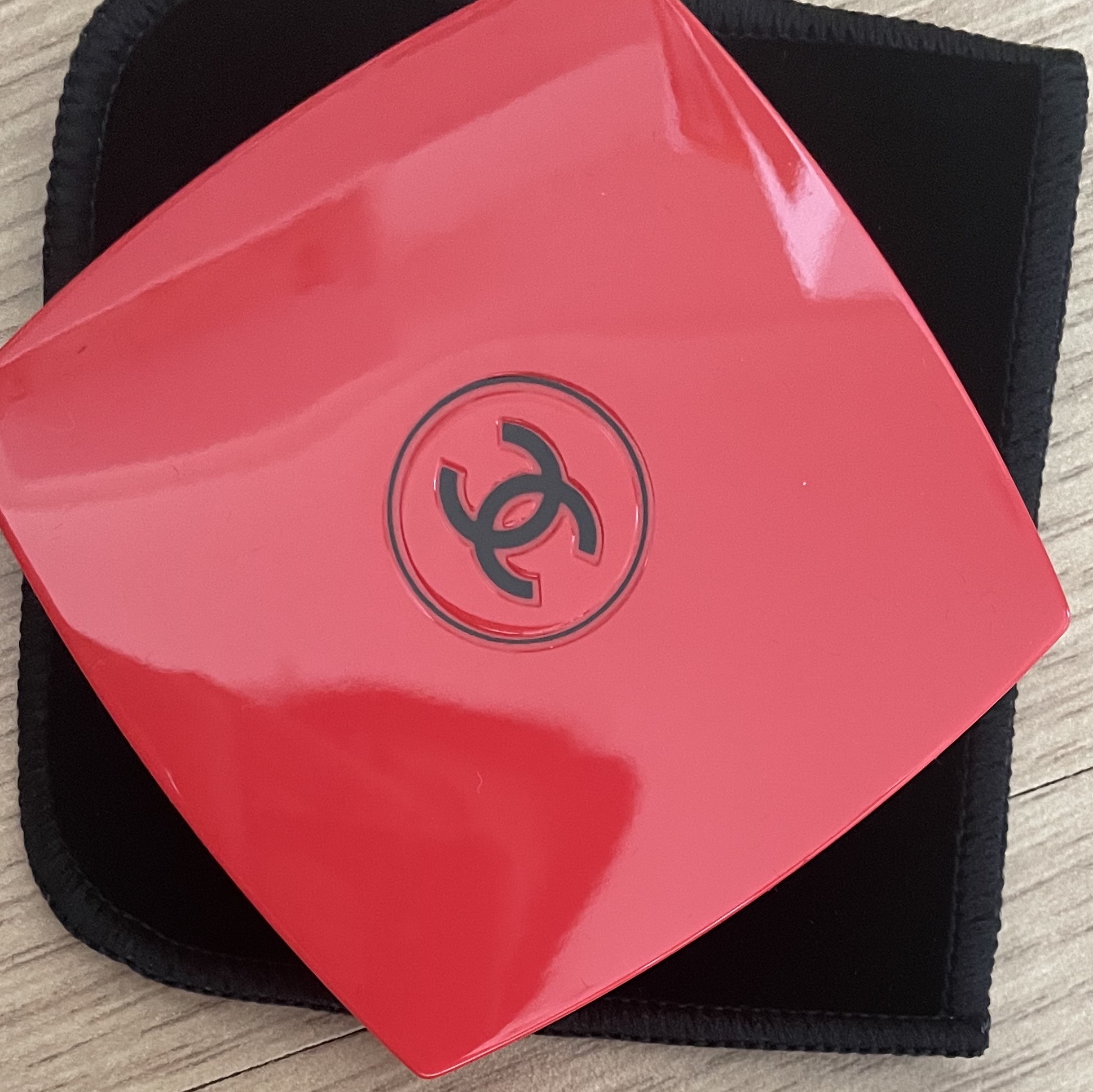Chanel Codes Couleur Limited Edition Miroir Double Facettes 147 Incendiaire 착용 스타일