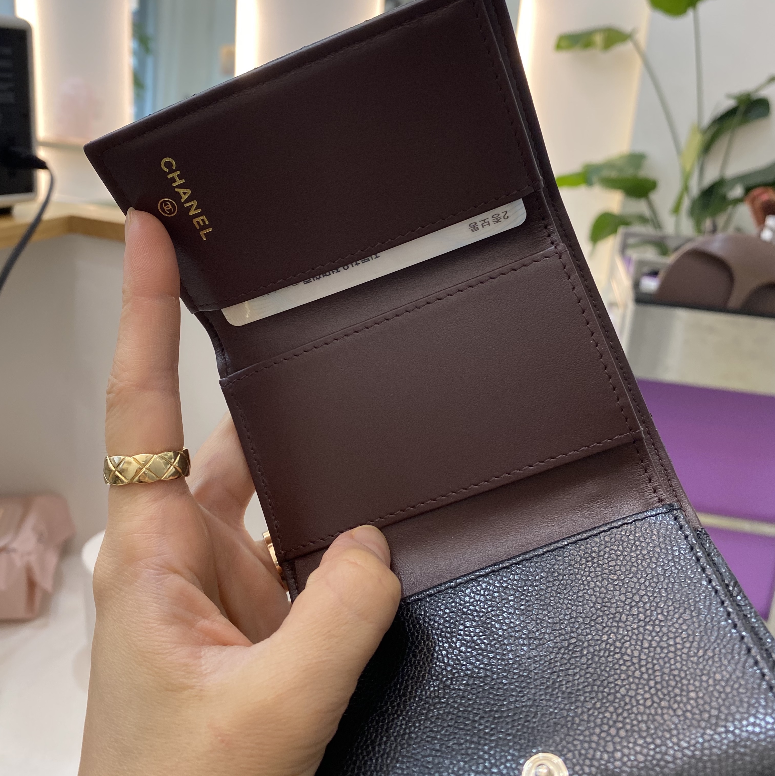 Chanel Classic Small Flap Wallet Grained Shiny Calfskin & Gold Black, Chanel Coco Crush Ring Quilted Motif Mini & 18K Beige Gold 착용 스타일 - 2