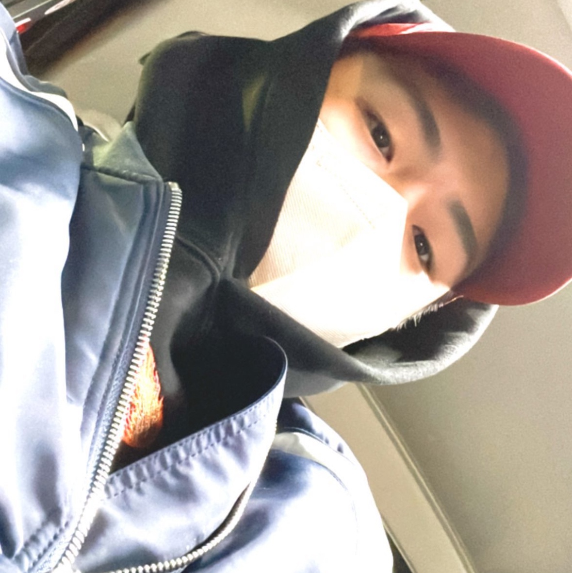 Dior x Jordan Bomber Jacket Navy 착용 스타일