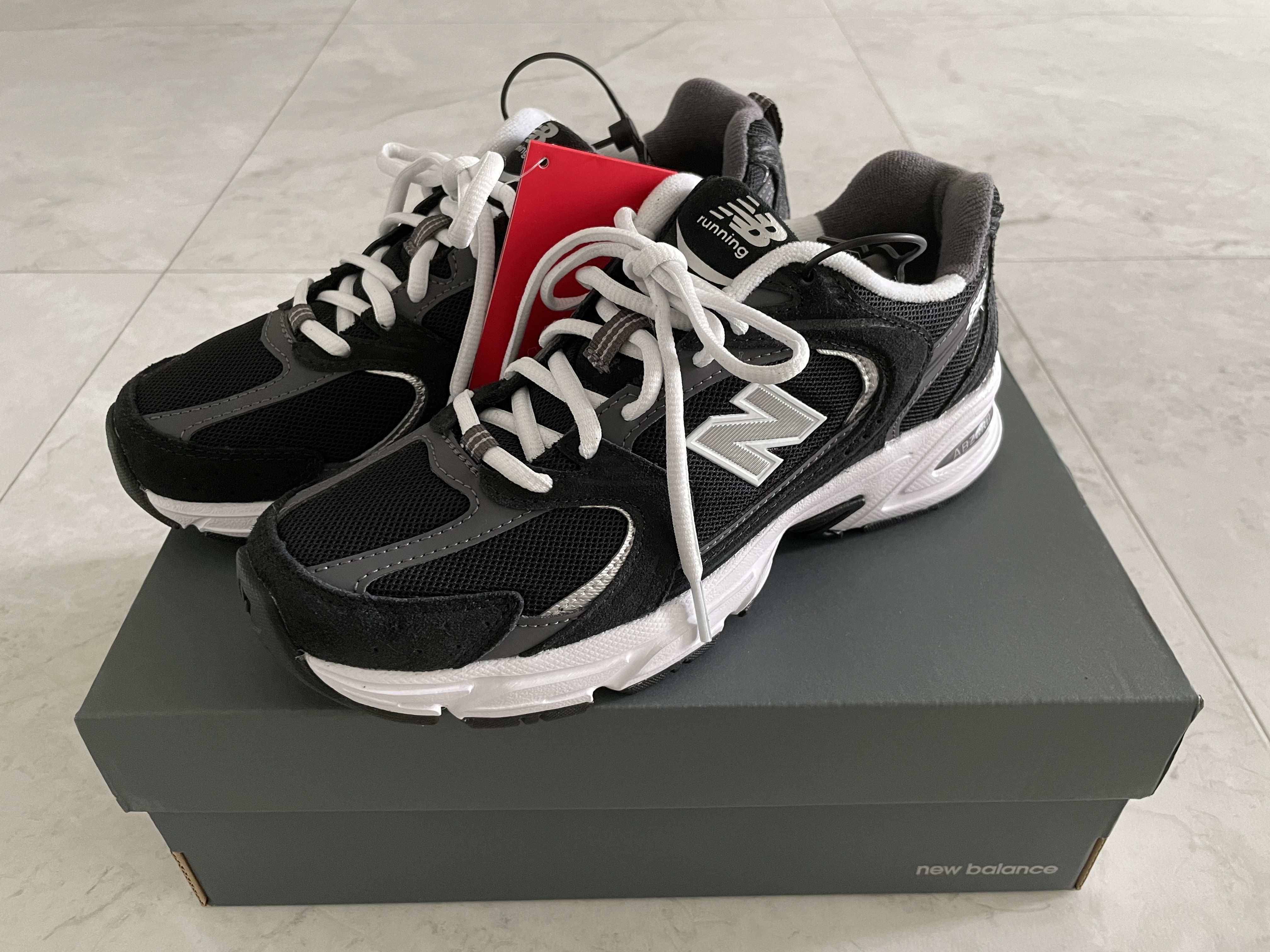 New Balance 530 Classic Black 착용 스타일 - 1