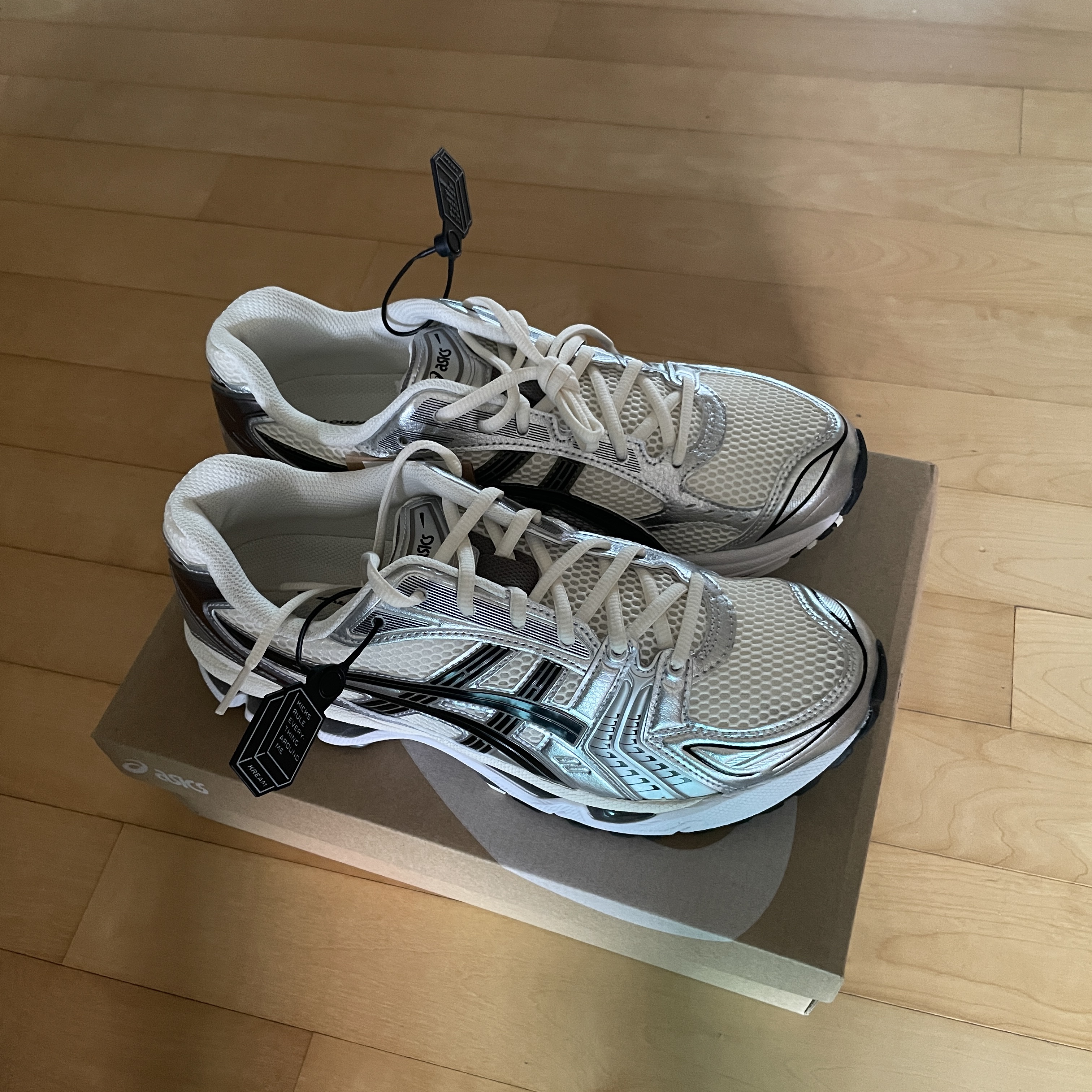Asics Gel-Kayano 14 Cream Black 착용 스타일