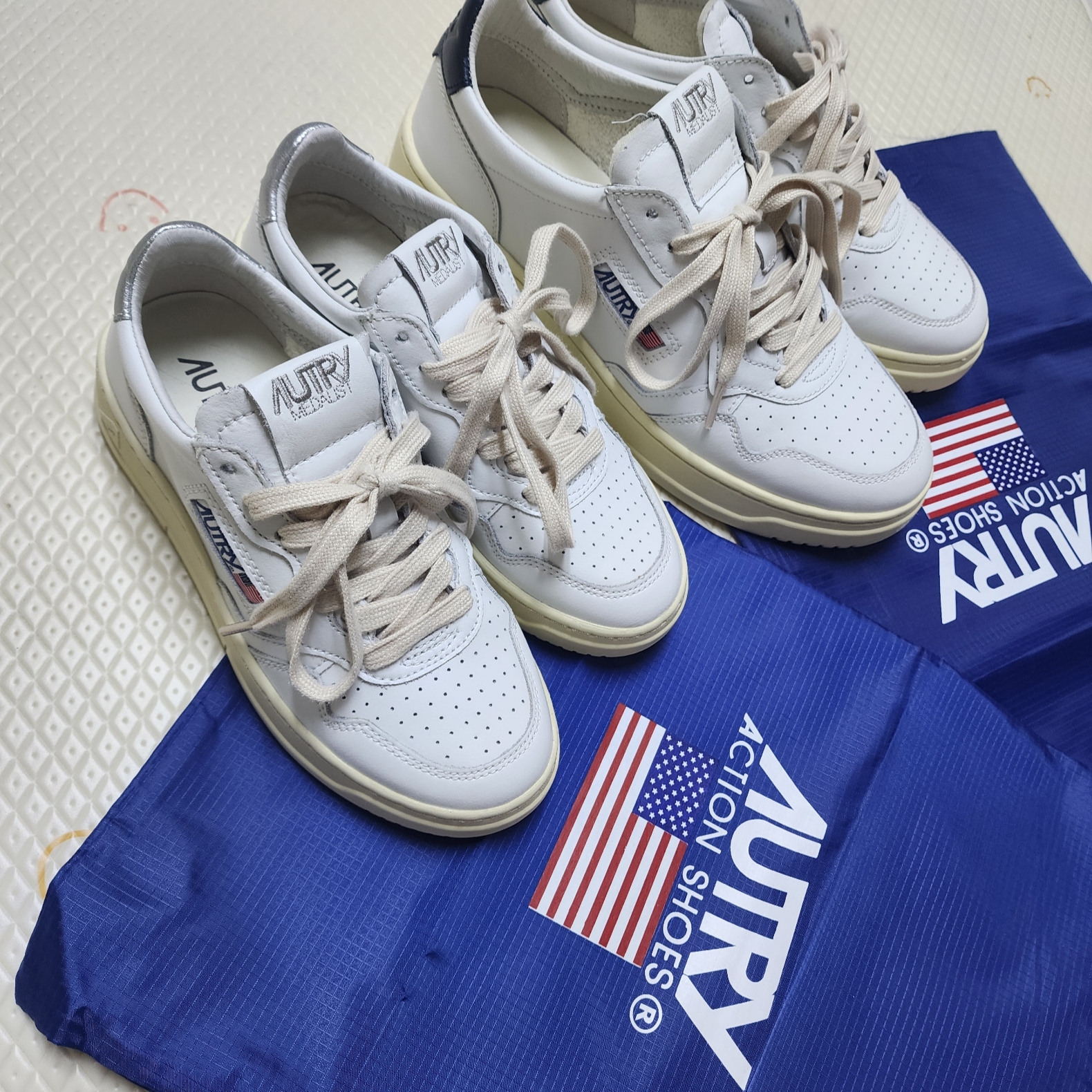 Autry Medalist Low Leather Sneakers White Blue, (W) Autry Medalist Low Leather Sneakers White Silver 착용 스타일 - 2