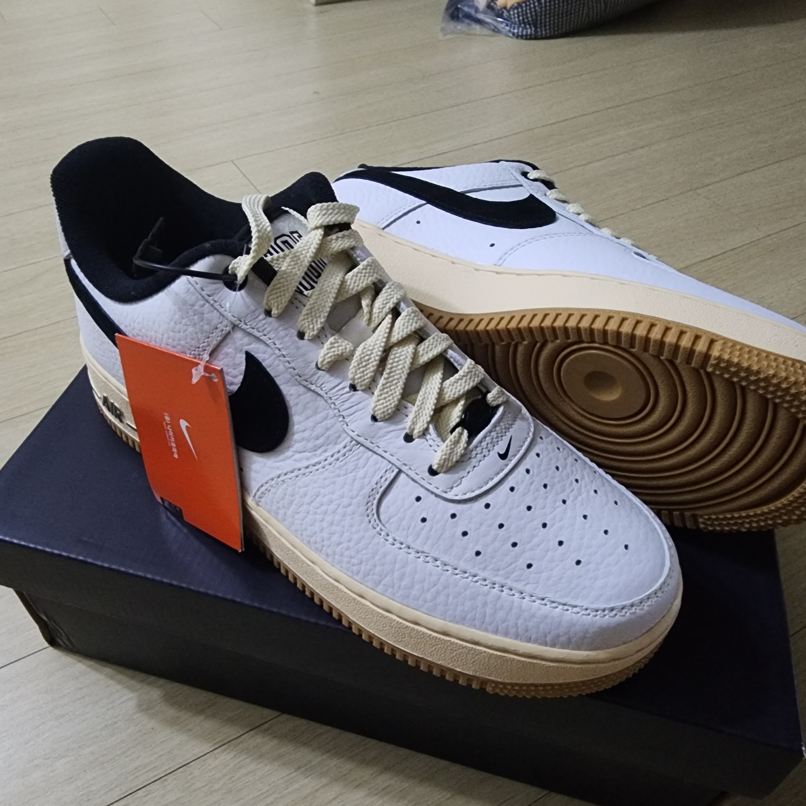 (W) Nike Air Force 1 '07 LX Black and Summit White 착용 스타일 - 2