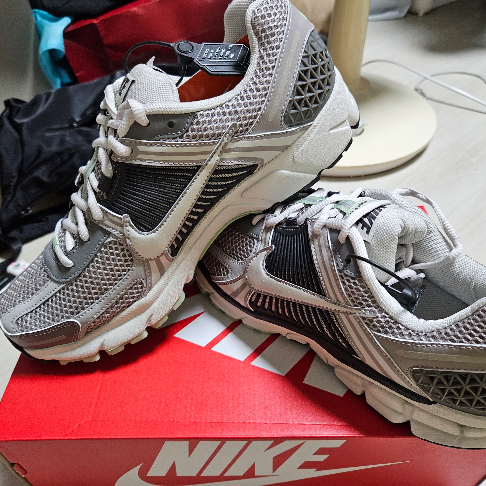 (W) Nike Zoom Vomero 5 Cobblestone and Flat Pewter 착용 스타일