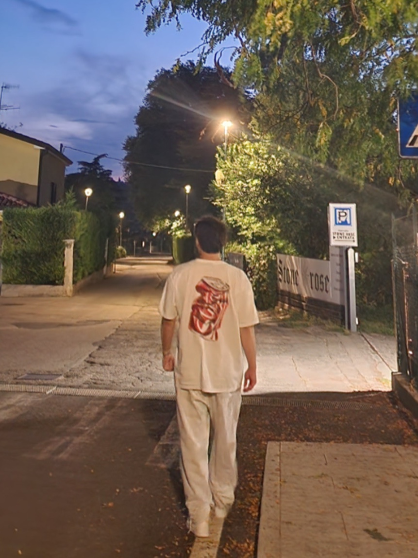 Supreme Motion Logo T-Shirt Black - 23SS, Jordan 1 Mid Black Fire Red 착용 스타일 - 2