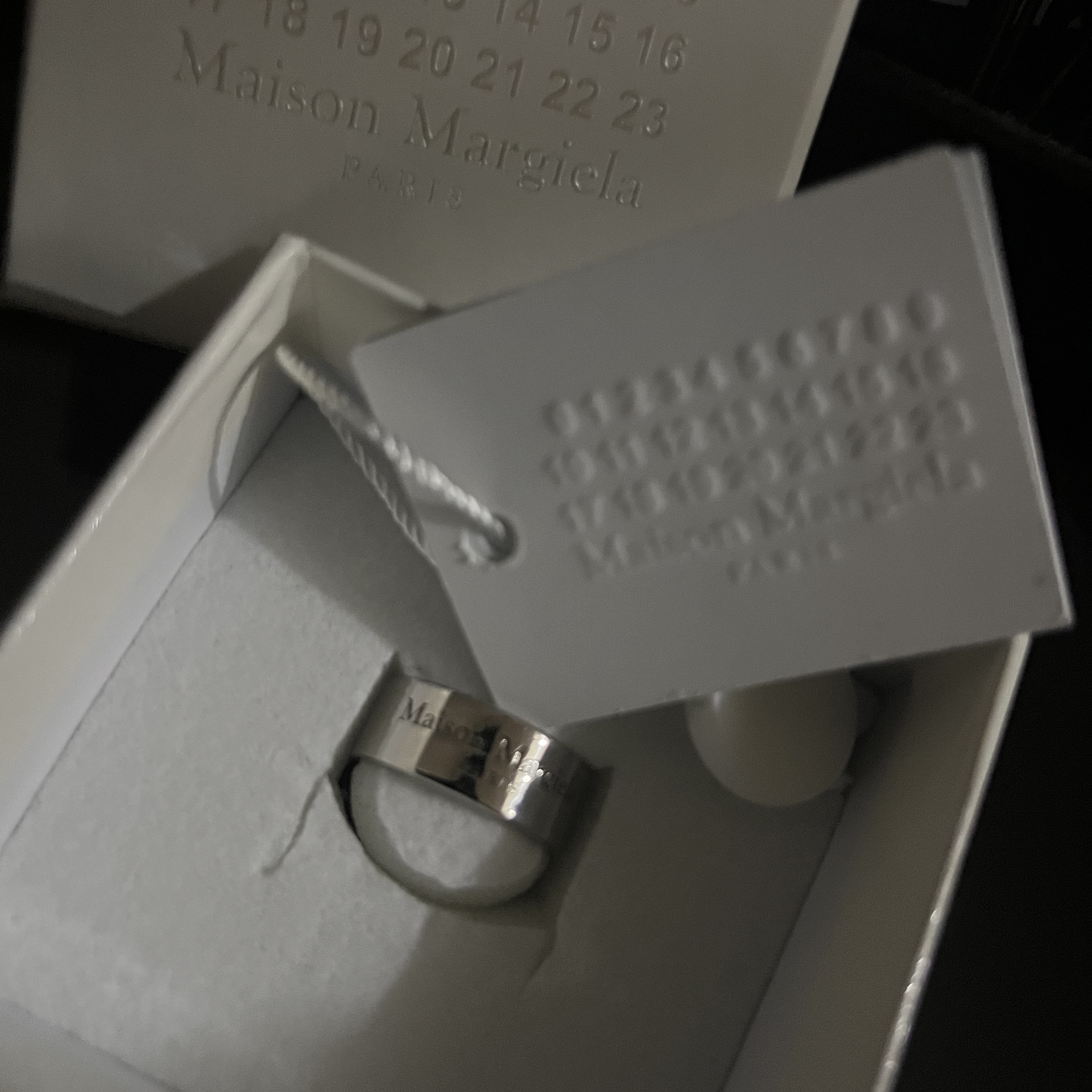 (W) Maison Margiela Logo Ring Palladium 착용 스타일