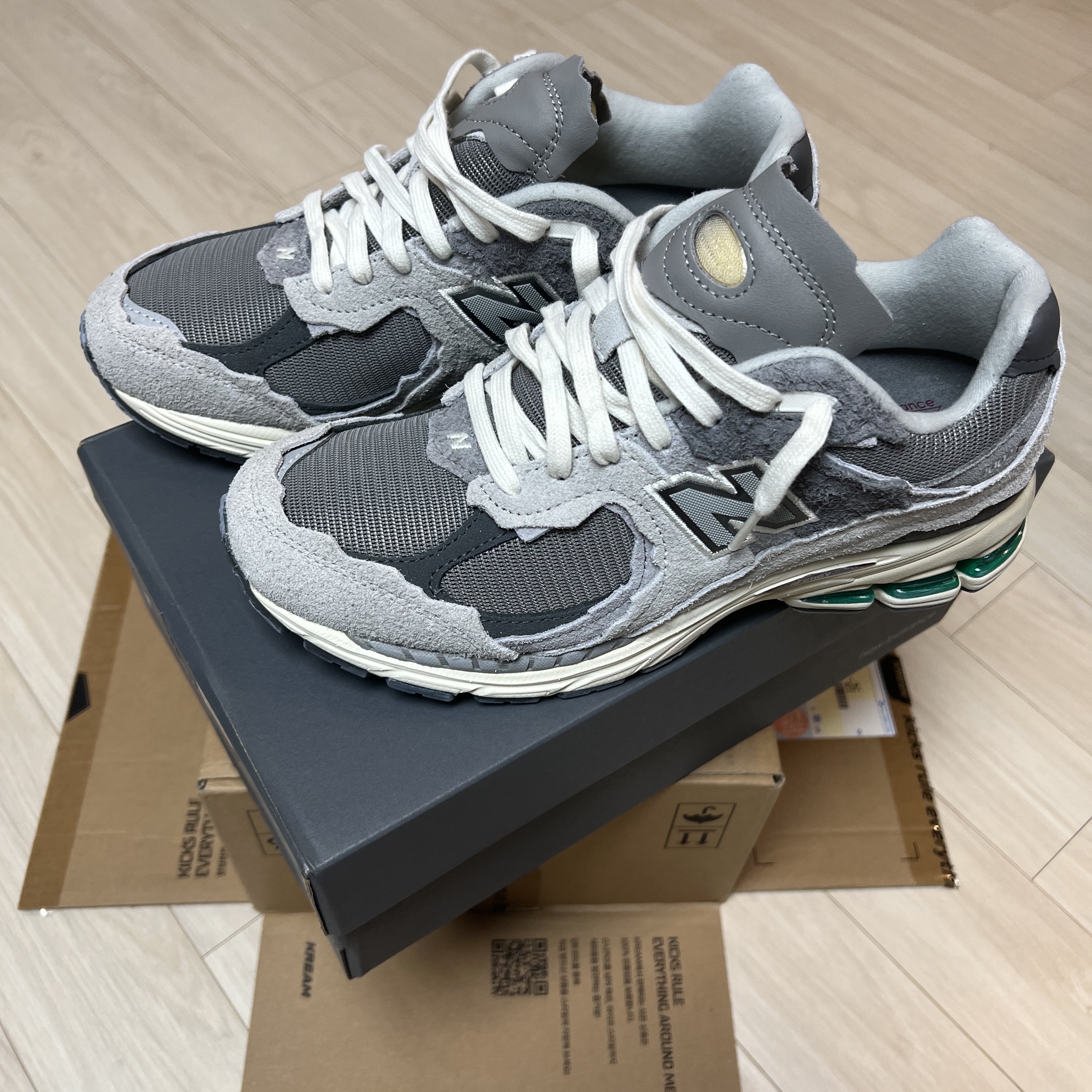 New Balance 2002R Protection Pack Rain Cloud 착용 스타일 - 1