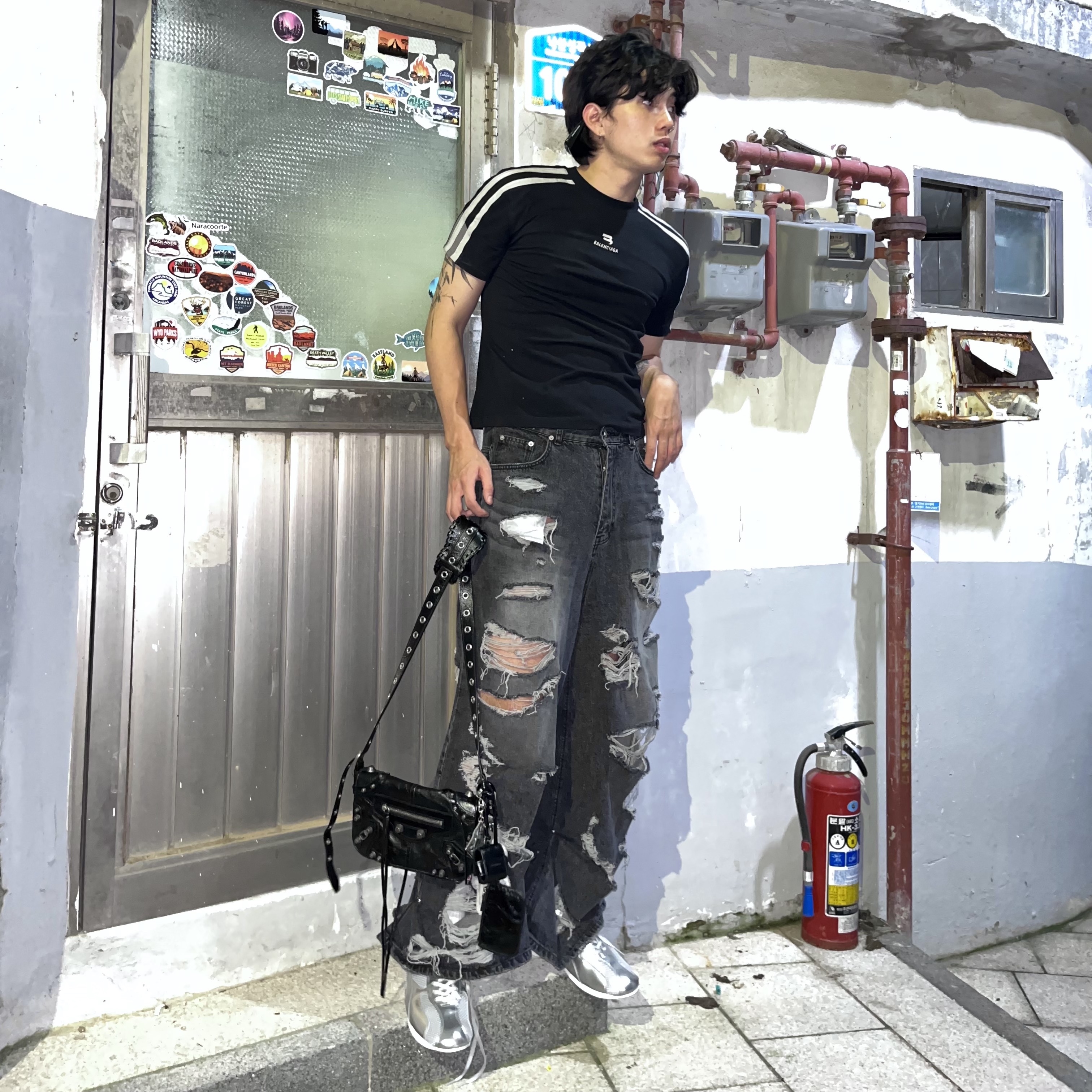 Balenciaga Le Cagole XS Flap Bag in Arena Lambskin Black, Balenciaga Swift Oval Sunglasses Black 착용 스타일 - 2