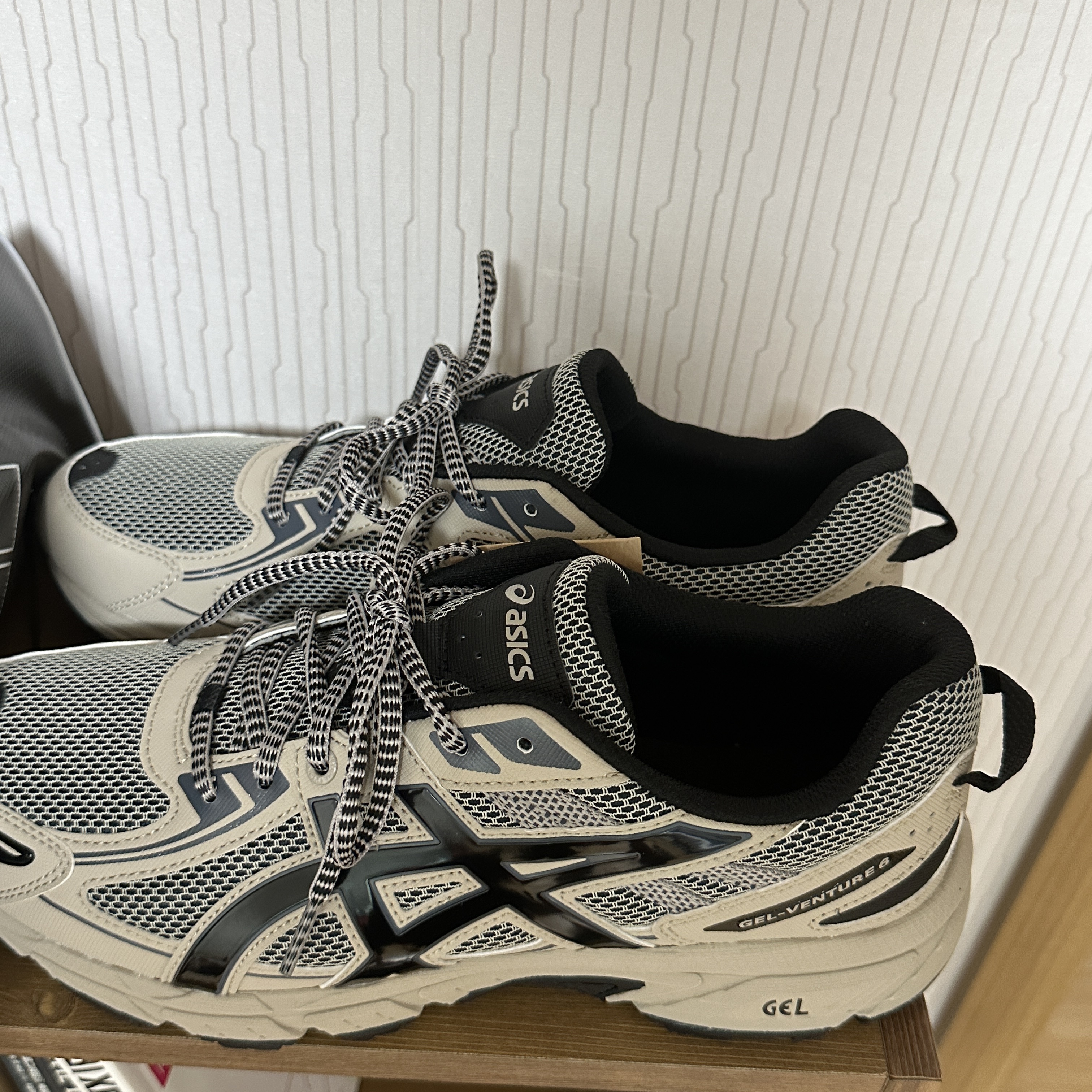 Asics Gel-Venture 6 Feather Grey Black 착용 스타일 - 2