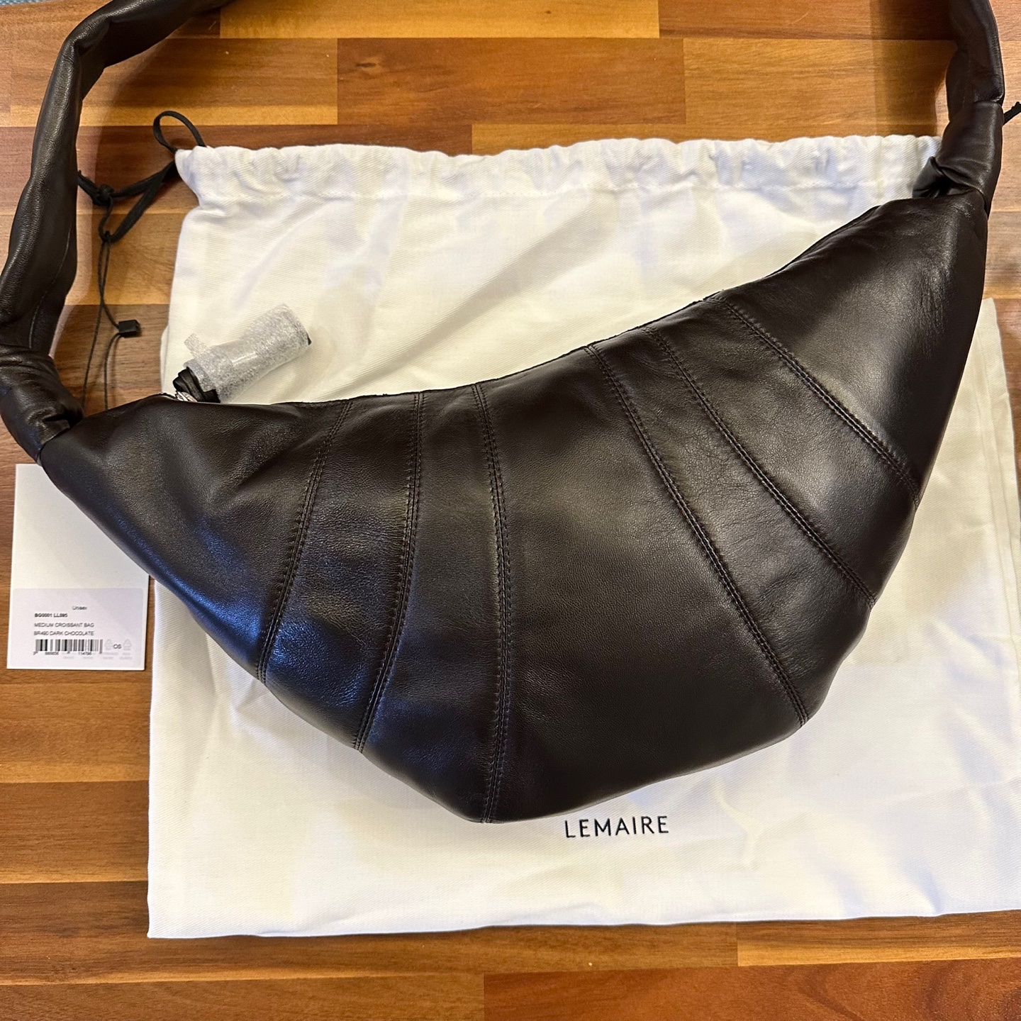 Lemaire Medium Croissant Bag Soft Nappa Leather Dark Chocolate 착용 스타일
