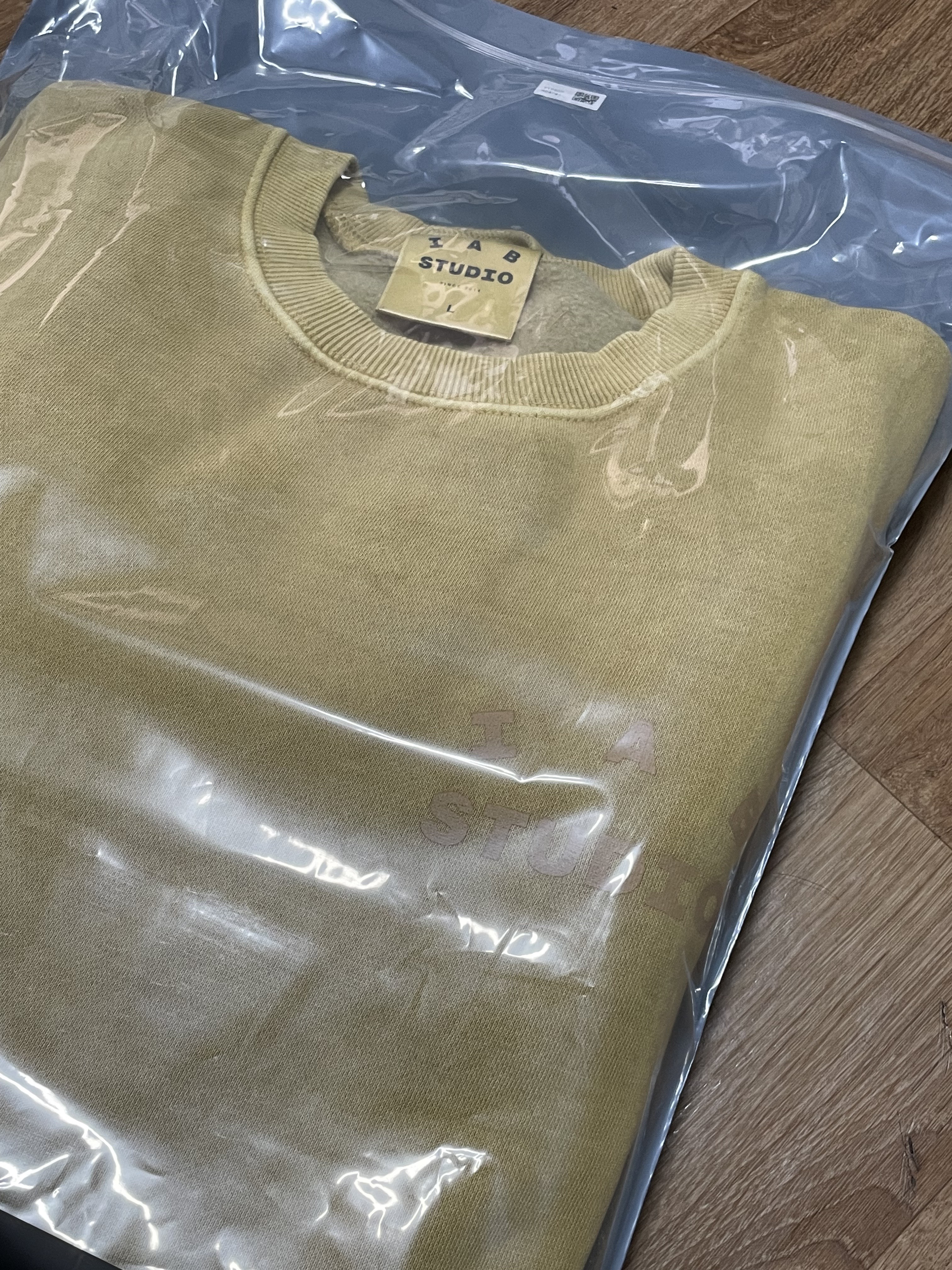 IAB Studio Pigment Sweatshirt & Mini Bag Mustard 착용 스타일