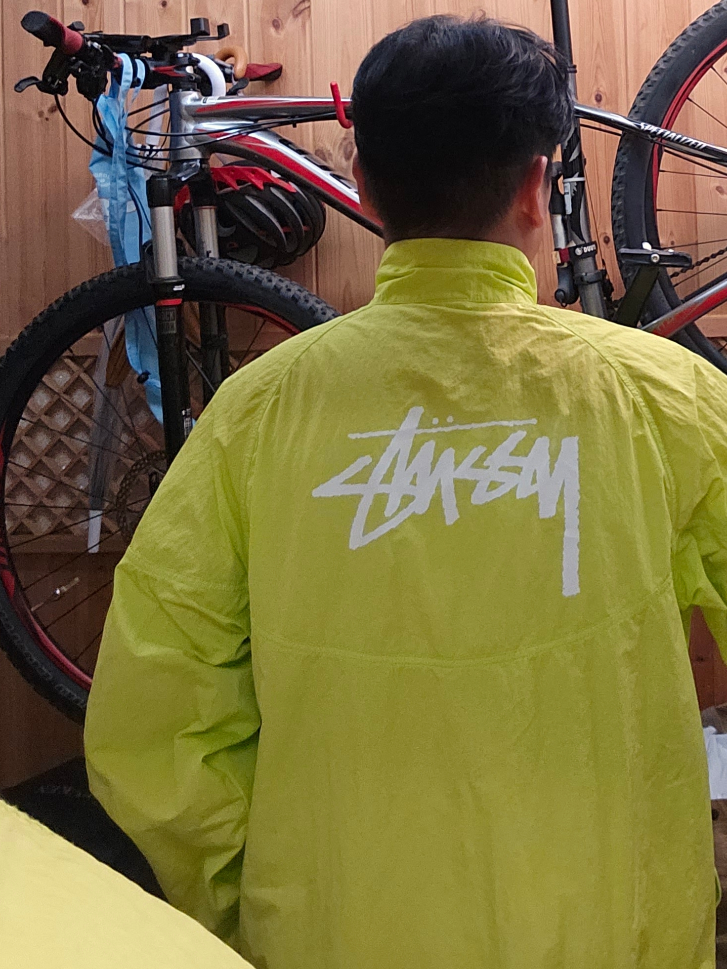 Nike x Stussy Windrunner Jacket Bright Cactus 착용 스타일 - 2