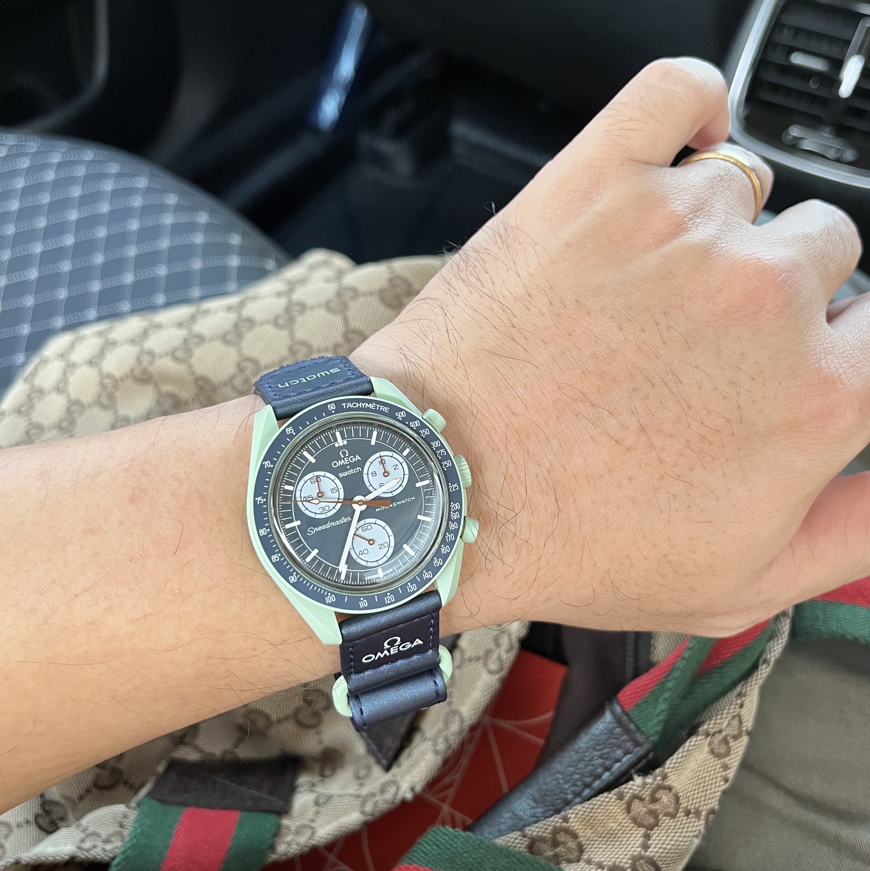 Swatch x Omega Bioceramic MoonSwatch Mission On Earth 착용 스타일
