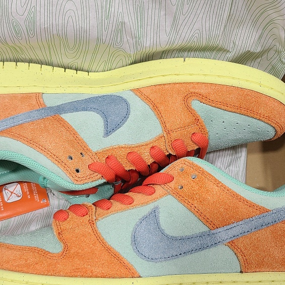 Nike SB Dunk Low Pro Premium Orange and Emerald Rise 착용 스타일