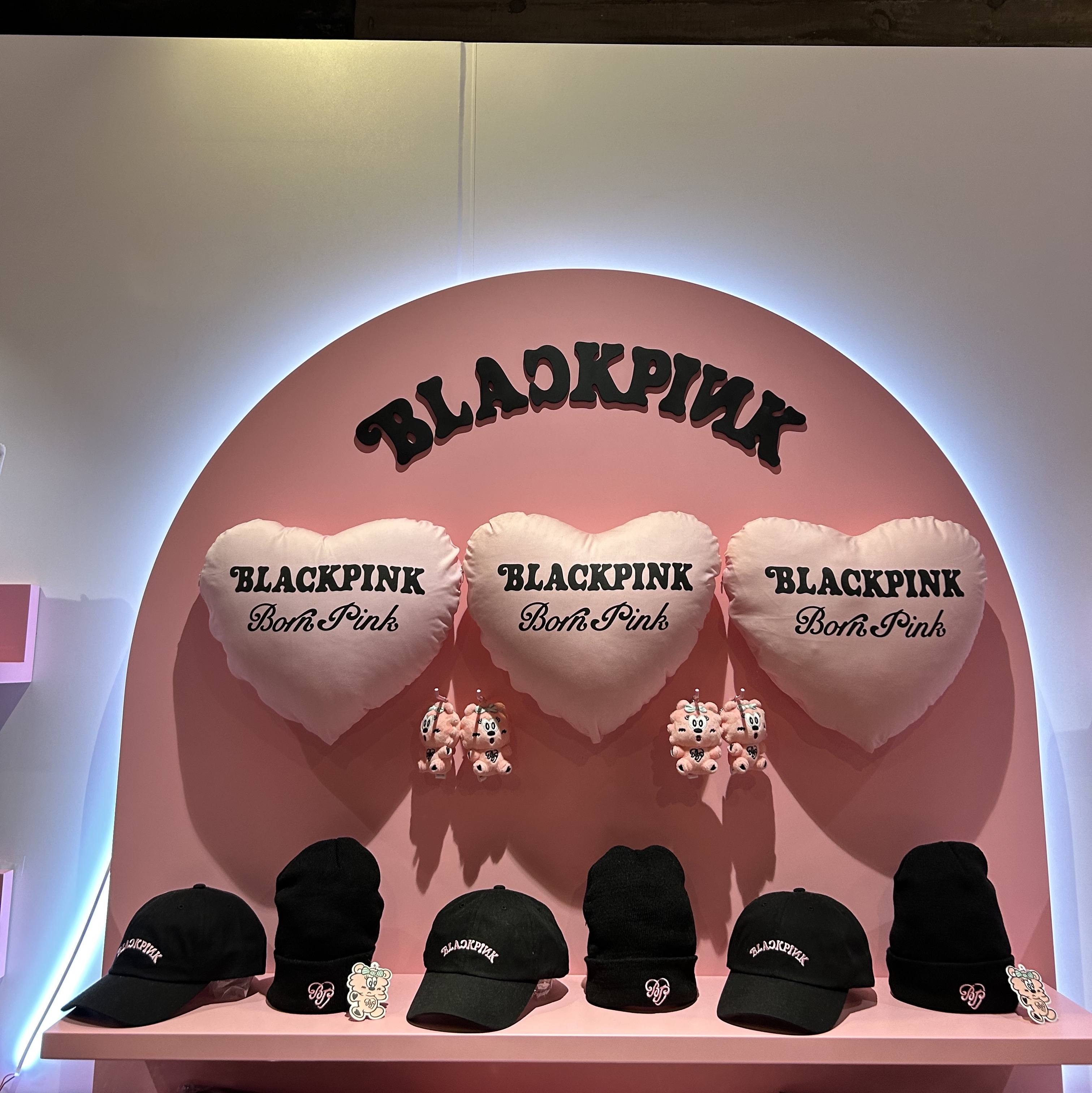 Verdy x Blackpink Binky Keychain Pink, Verdy x Blackpink Vick T-Shirt White 착용 스타일 - 3