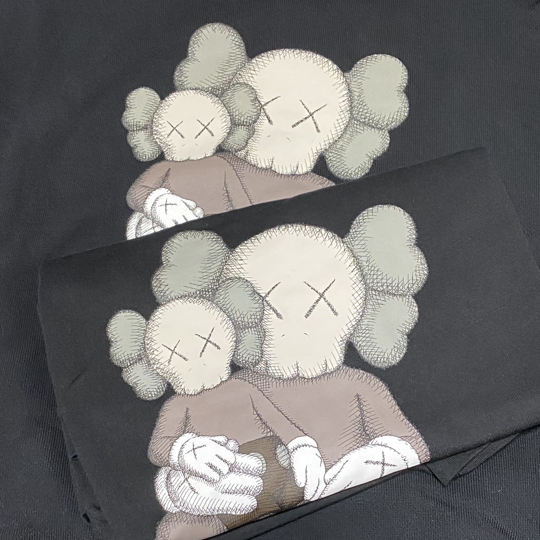 Uniqlo UT x Kaws Long Sleeve Sweatshirt Black, Uniqlo UT x Kaws Short Sleeve Graphic T-Shirt Black 착용 스타일
