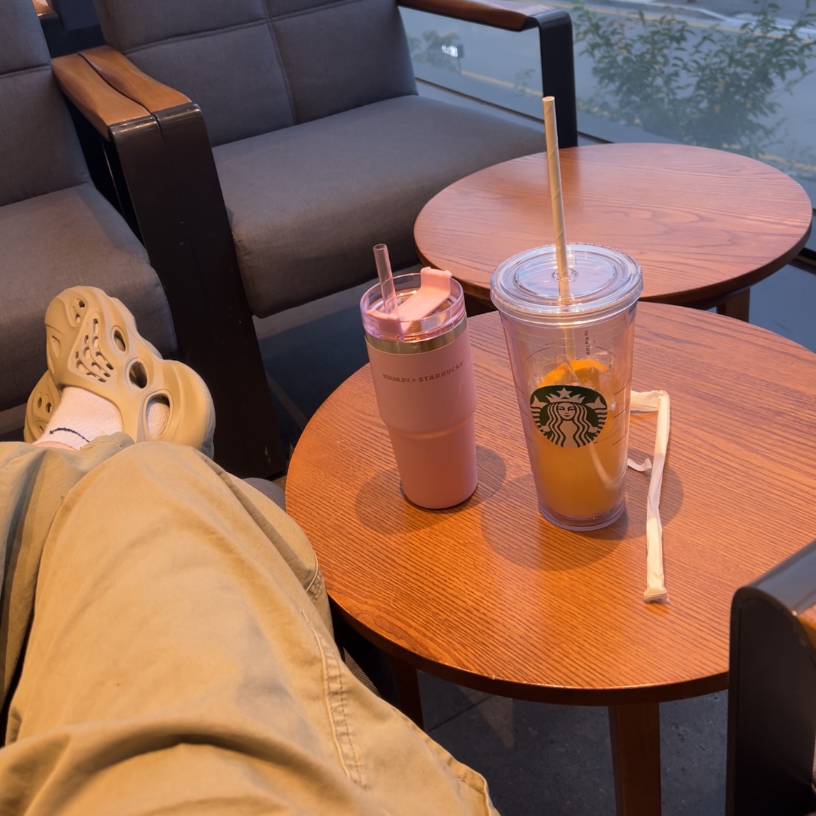 Adidas Yeezy Foam RNNR Stone Salt, Stanley x Starbucks 23 Spring Quencher Pink Tumbler 591ml 착용 스타일