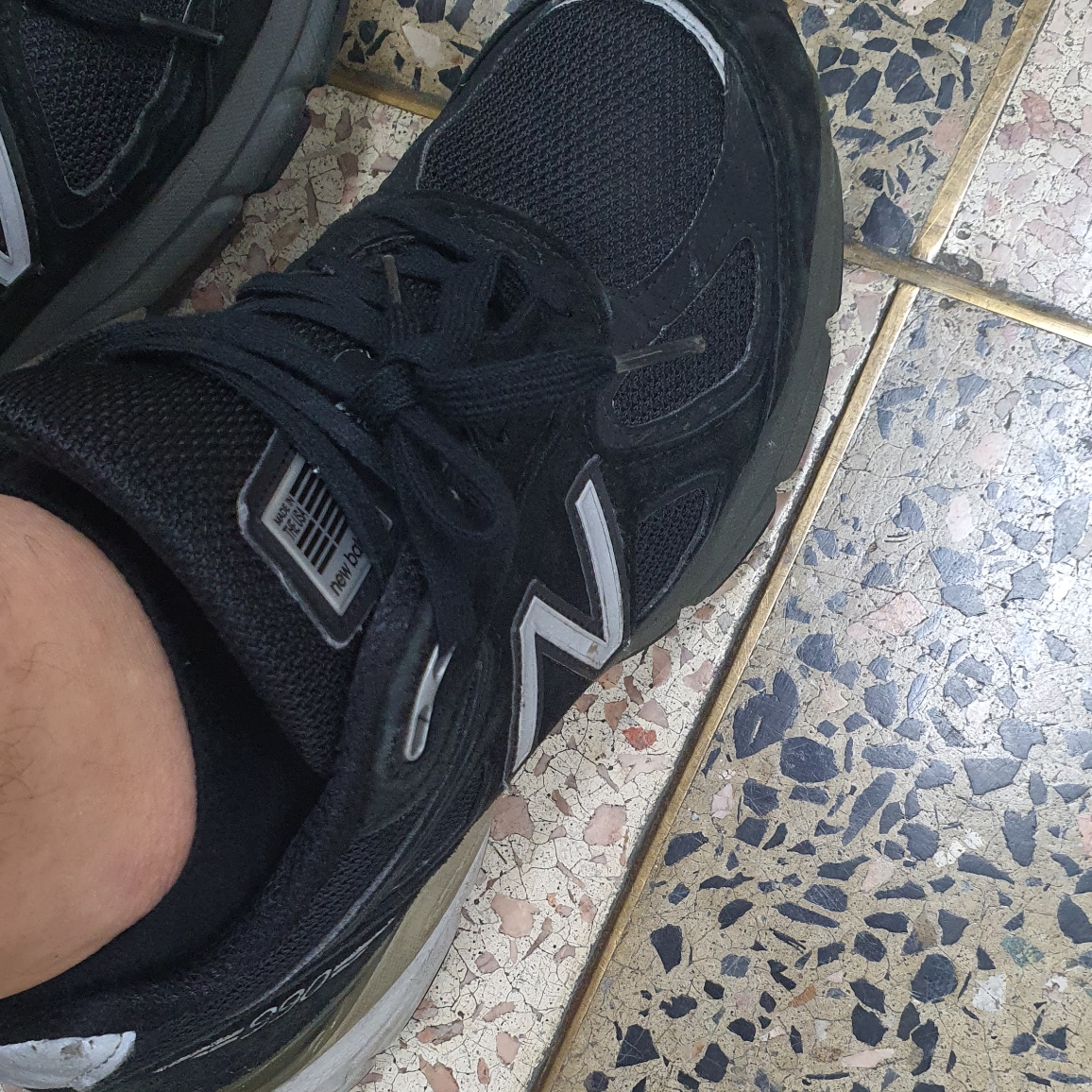 New Balance 990v5 Made in USA Black - D Standard 착용 스타일 - 2