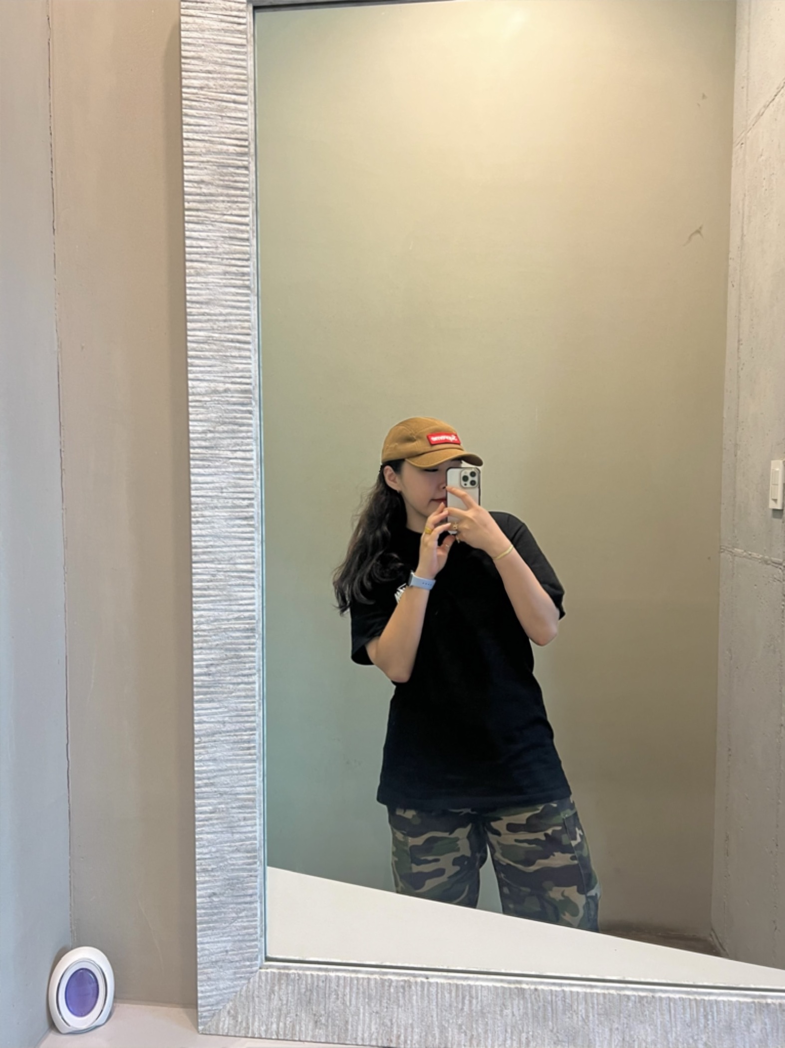 Supreme Mesh Cordura Camp Cap Sand - 23SS, Stussy 8 Ball T-Shirt Black - 22SS 착용 스타일
