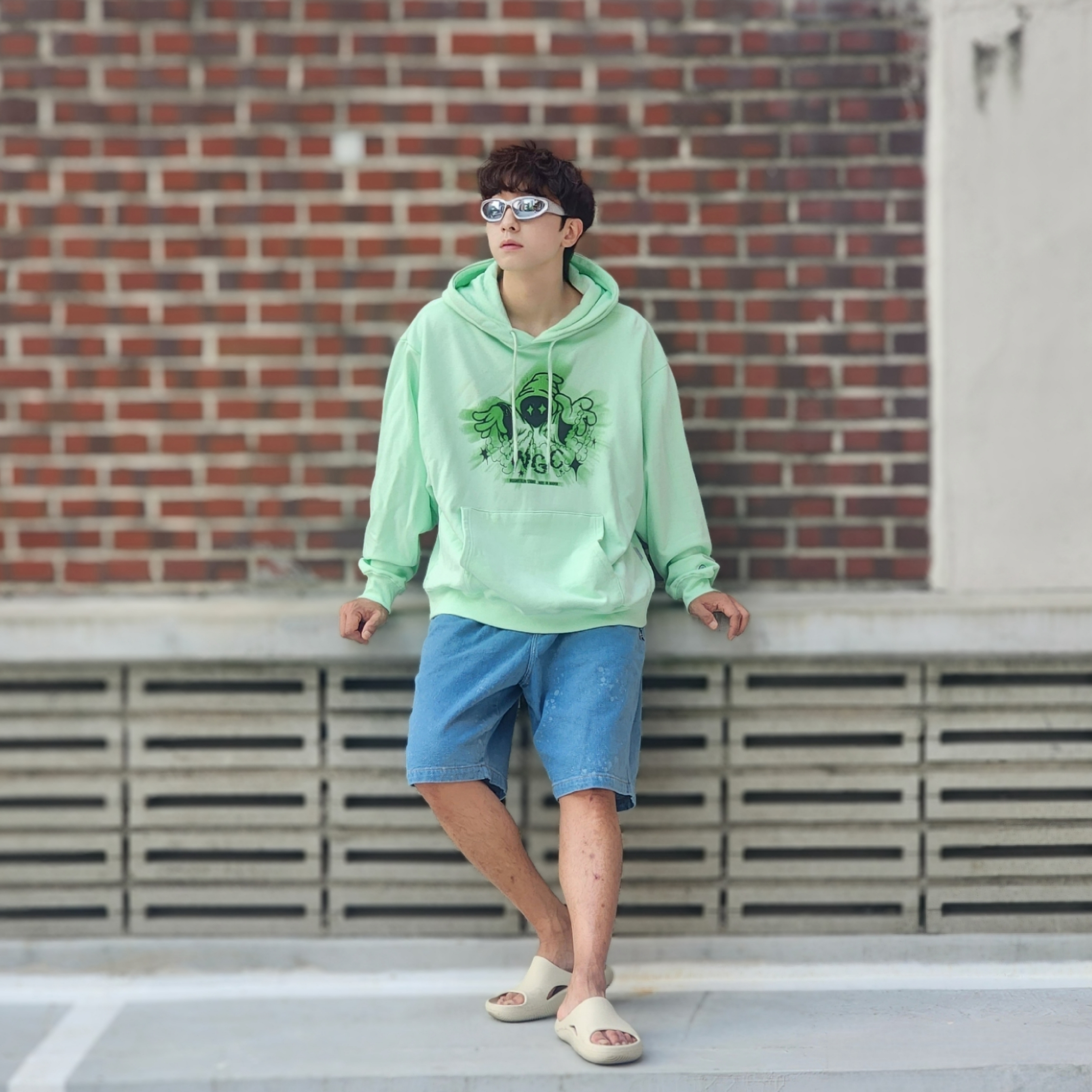 Crocs Mellow Slide Bone 착용 스타일 - 2