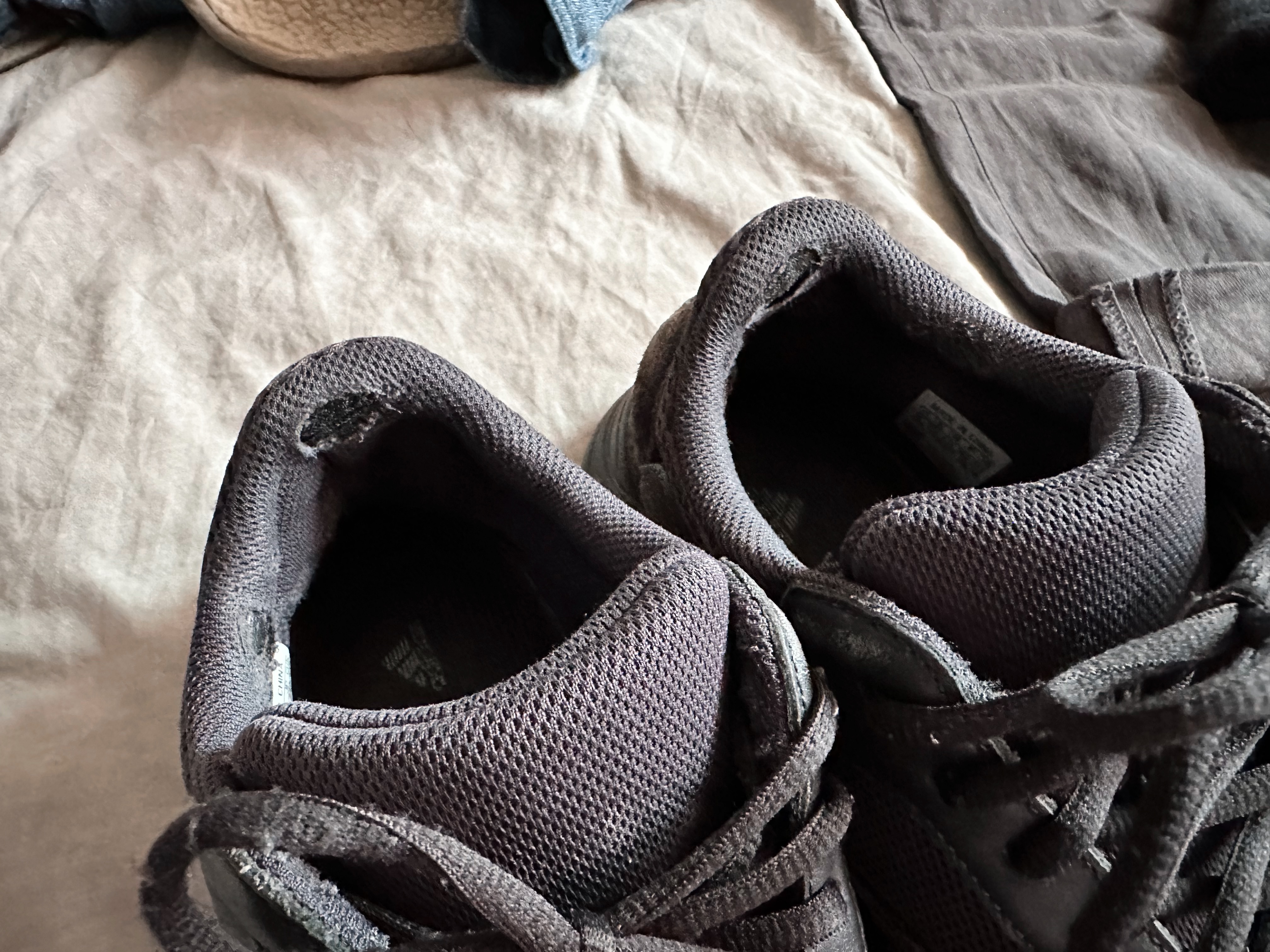 Adidas Yeezy Boost 700 Utility Black 2023 착용 스타일 - 2