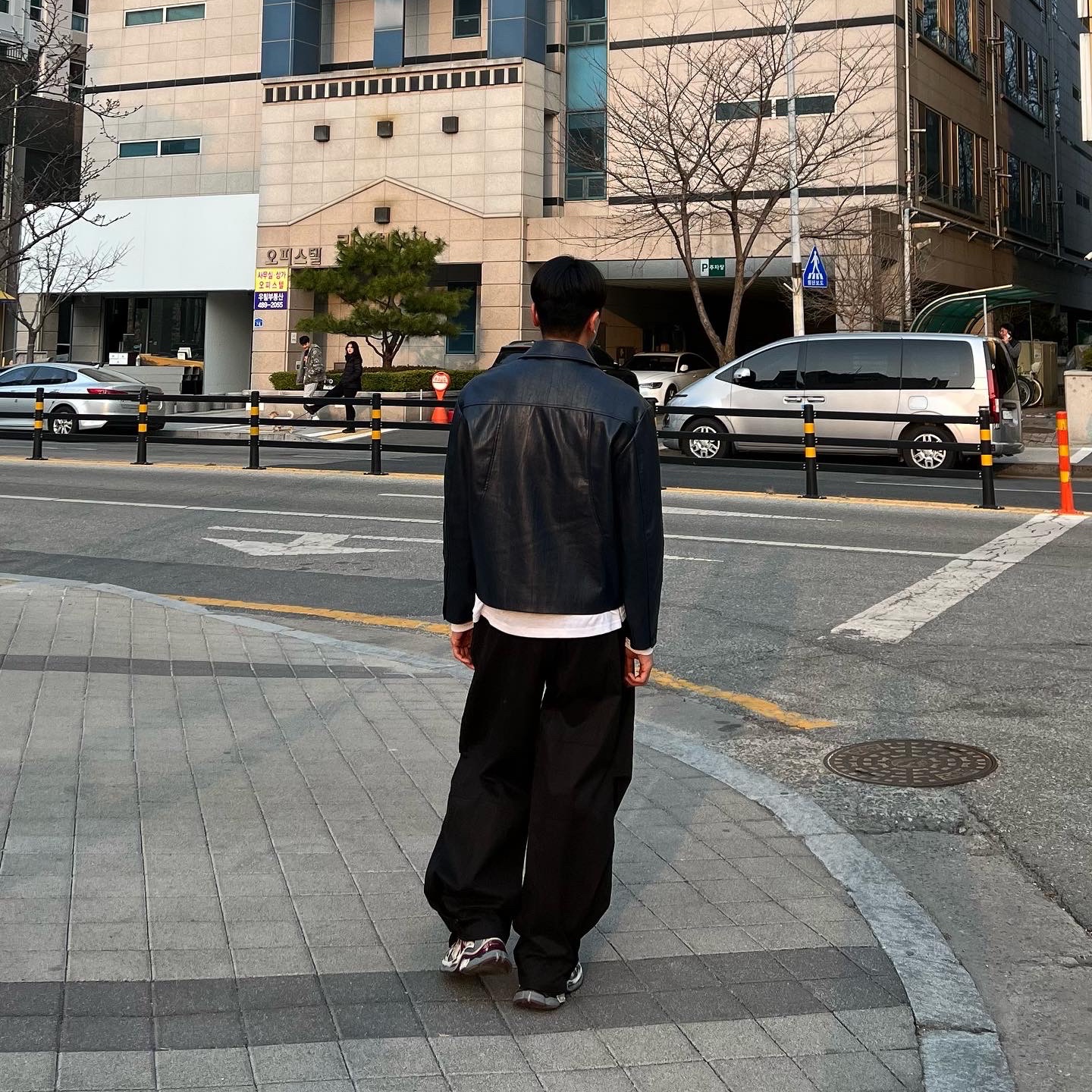 Our Legacy Ladon Leather Keychain Black, Balenciaga Runner Sneakers Grey Burgundy 착용 스타일 - 4