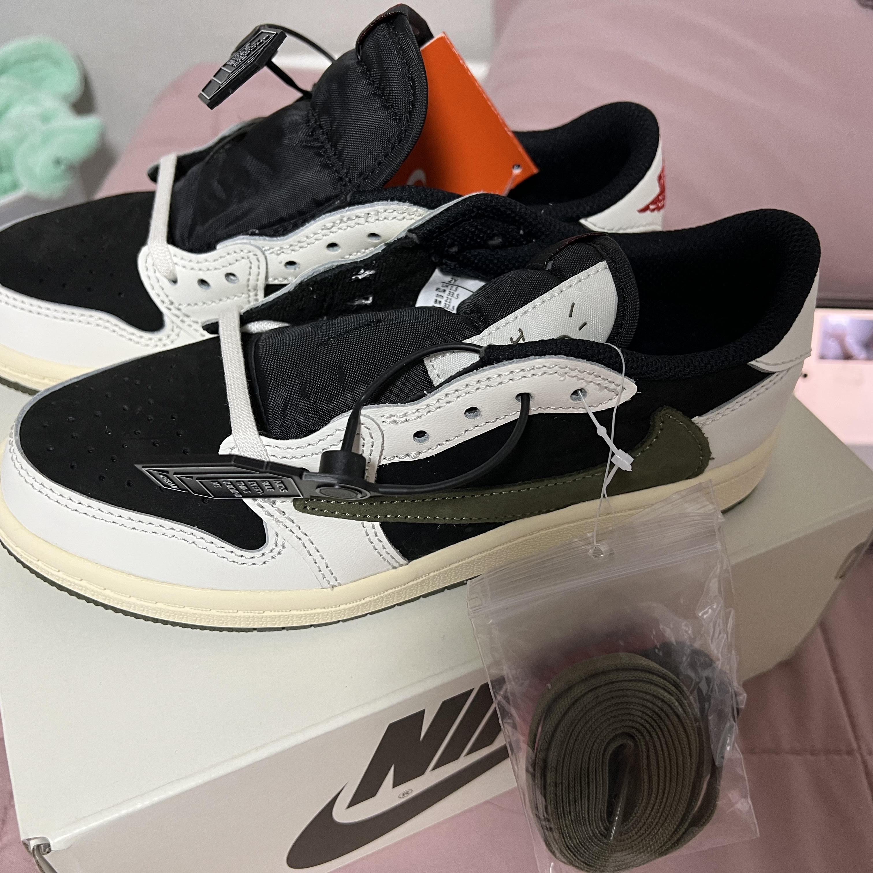 (PS) Jordan 1 x Travis Scott Retro Low OG SP Medium Olive 착용 스타일 - 3