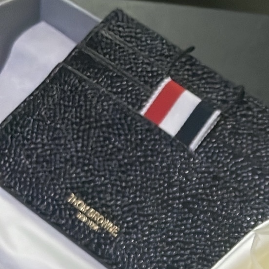 Thom Browne Pebble Grain Leather Stripe Note Compartment Card Holder Black 착용 스타일